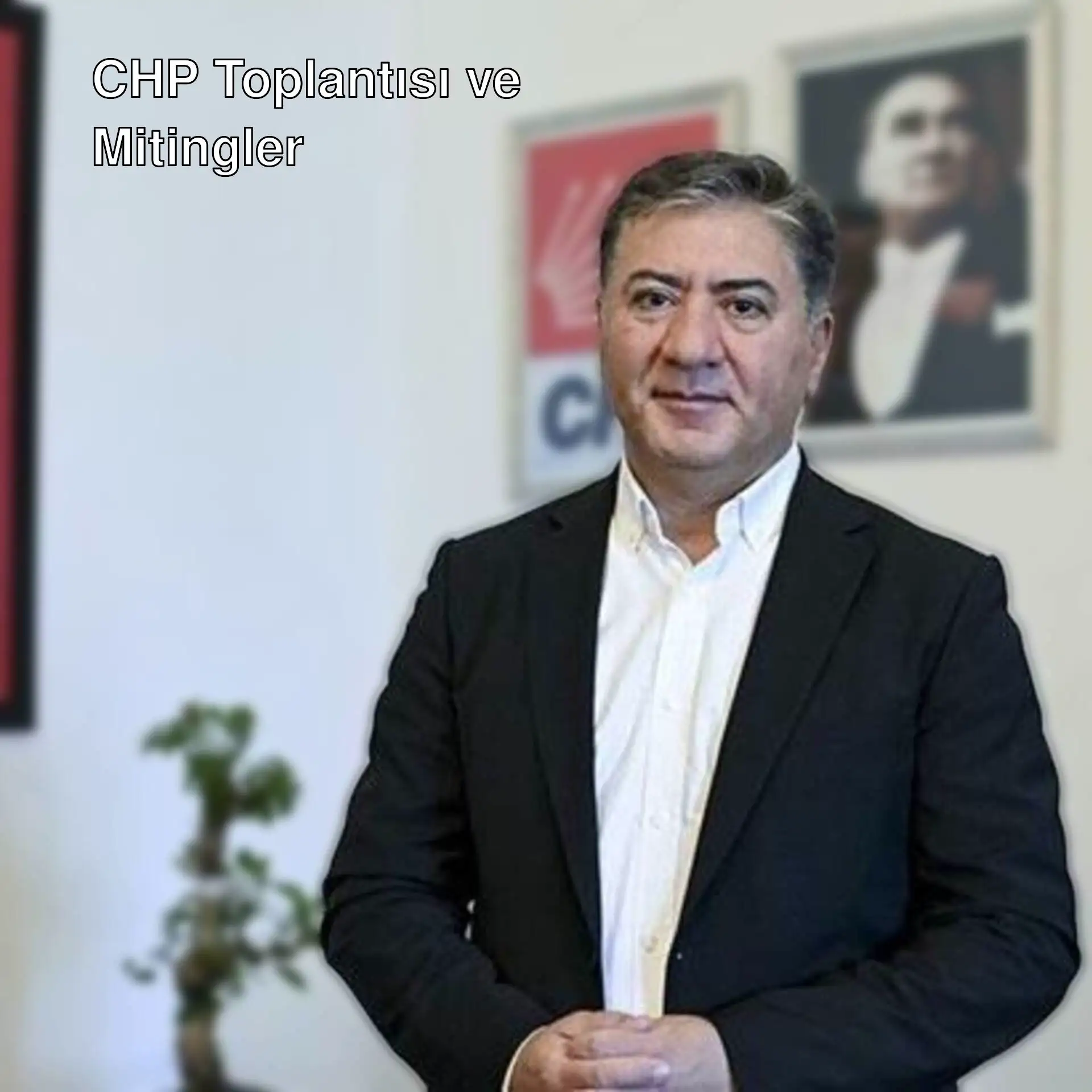 CHP toplantısında bir adam takım elbise giymiş.