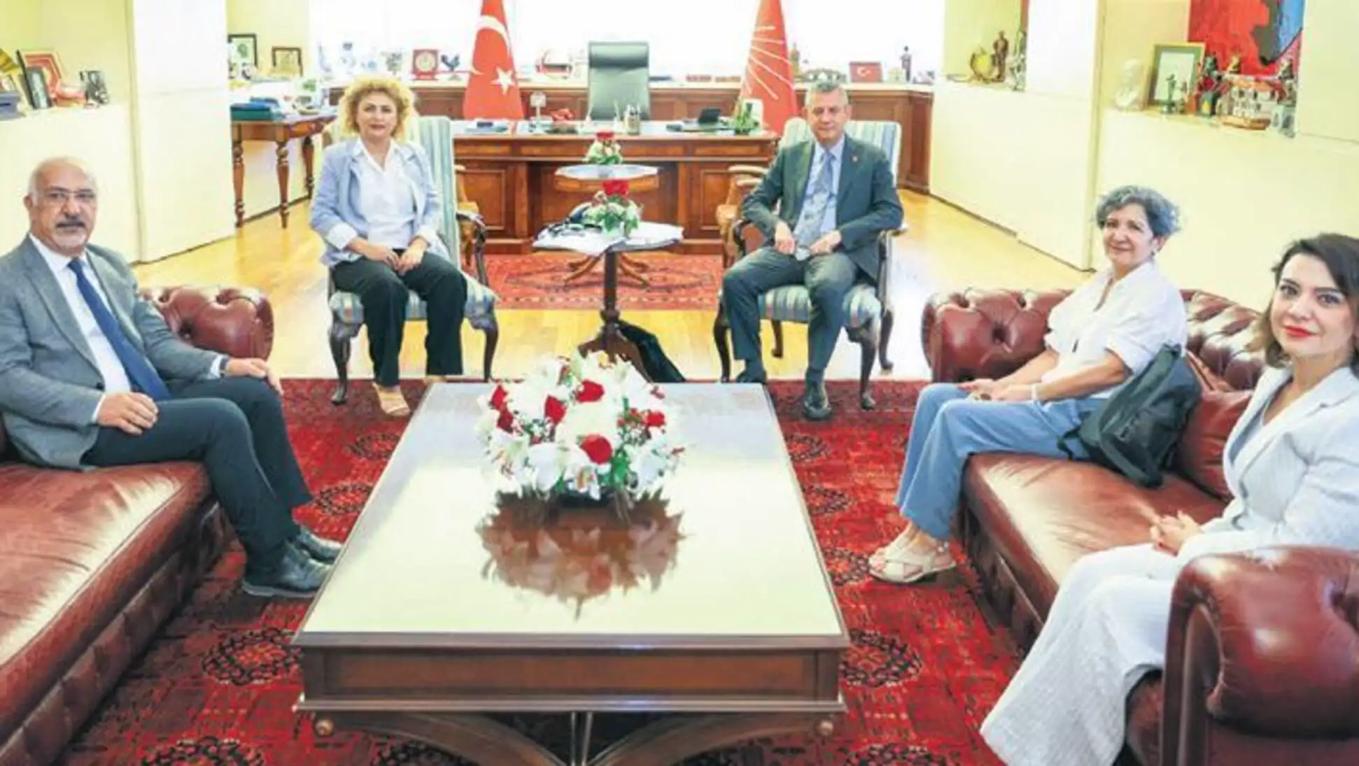 CHP toplantısında bir grup insan bir odada oturuyor.
