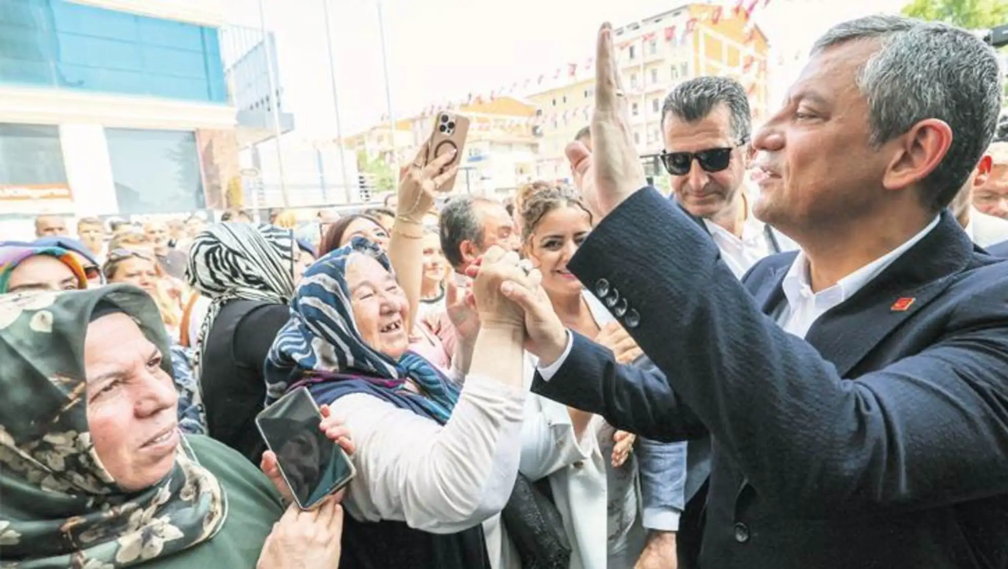Bir grup insan el ele tutuşuyor.