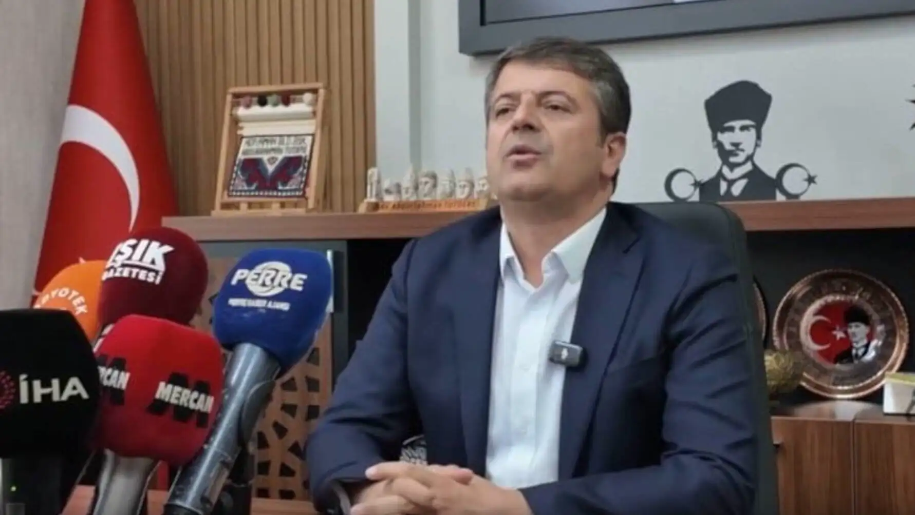 Mansur Yavaş, Ankara Belediyesi'nde basın toplantısı yapıyor.