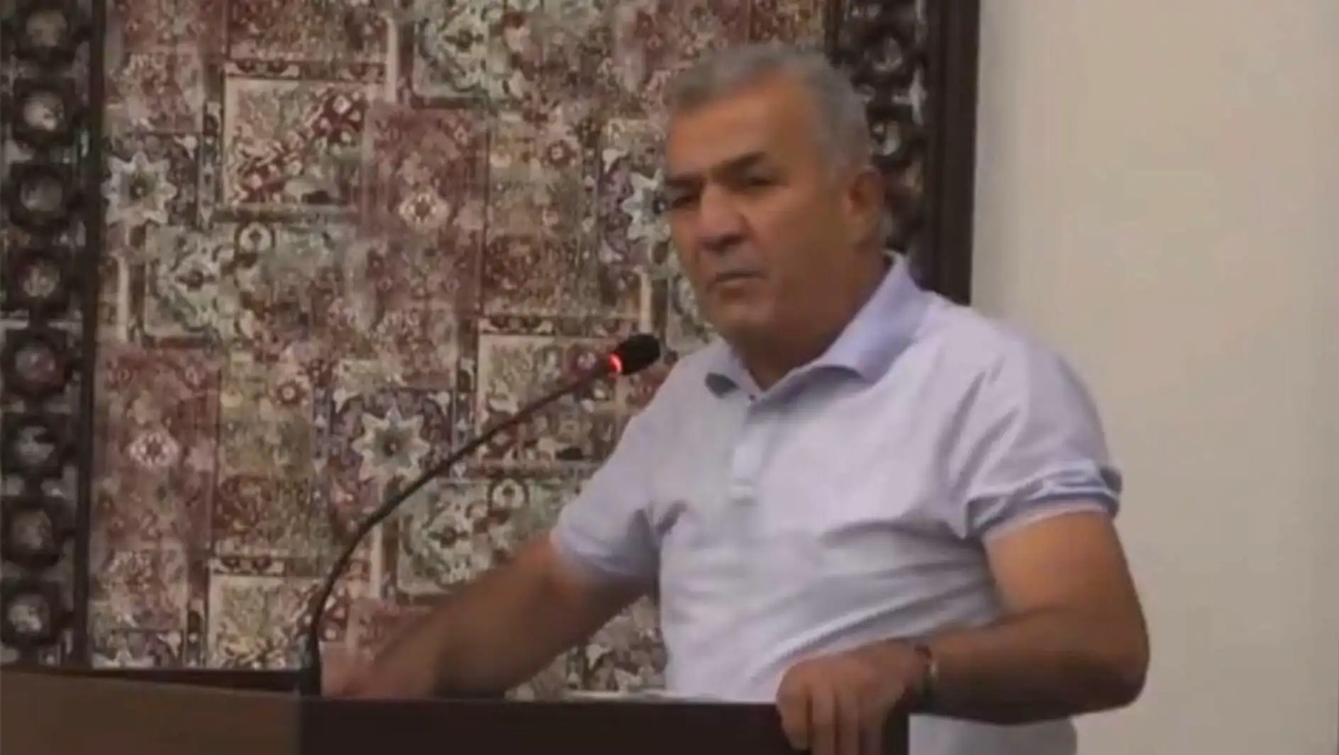Ali Güdücü, meclis kürsüsünde sert açıklamalarda bulunuyor.