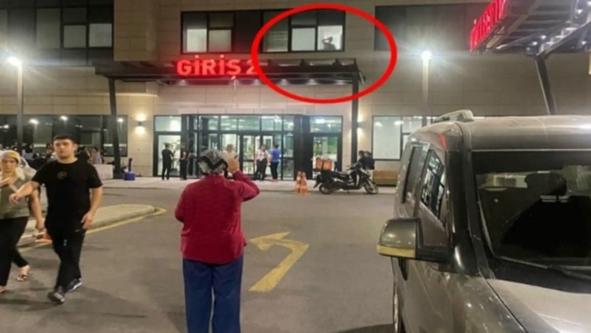 Imamoğlu supporting a family waiting at the hospital. Imamoğlu supporting a family waiting at the hospital.