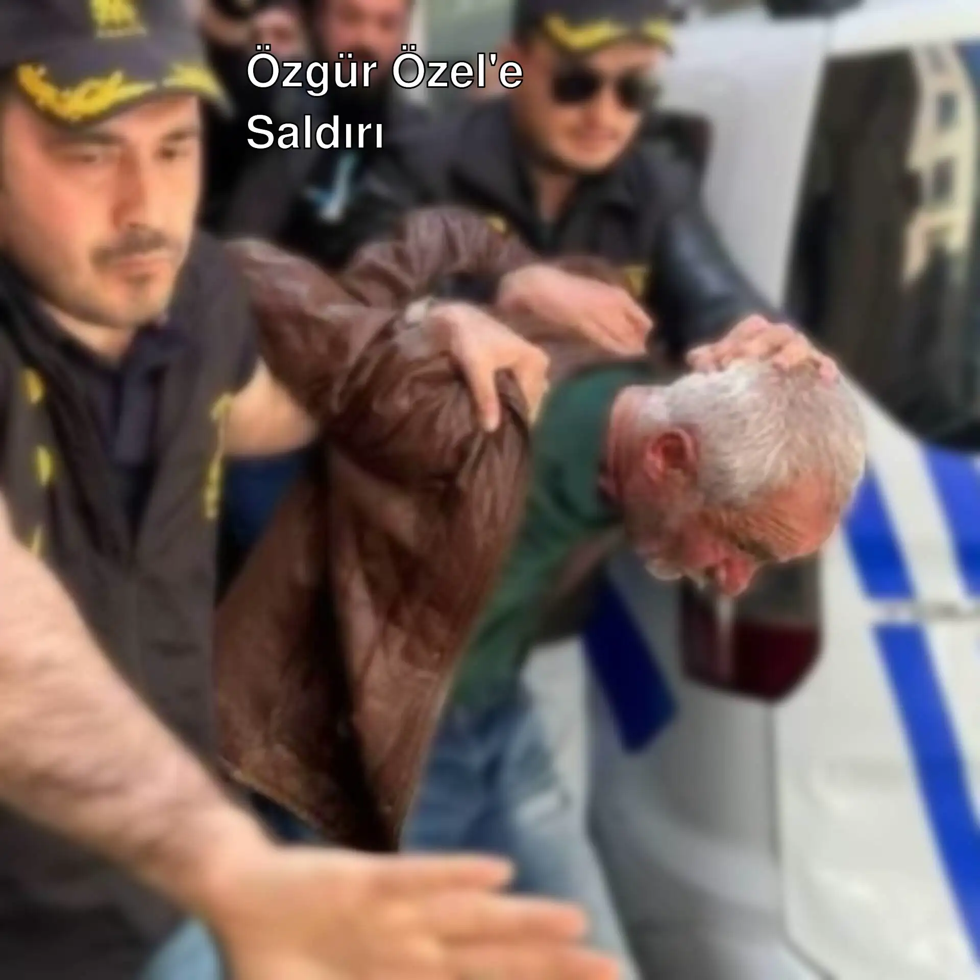 Özgür Özel'e saldırı sonrası bir adamın polis tarafından taşınması. Özgür Özel'e saldırı sonrası bir adamın polis tarafından taşınması.