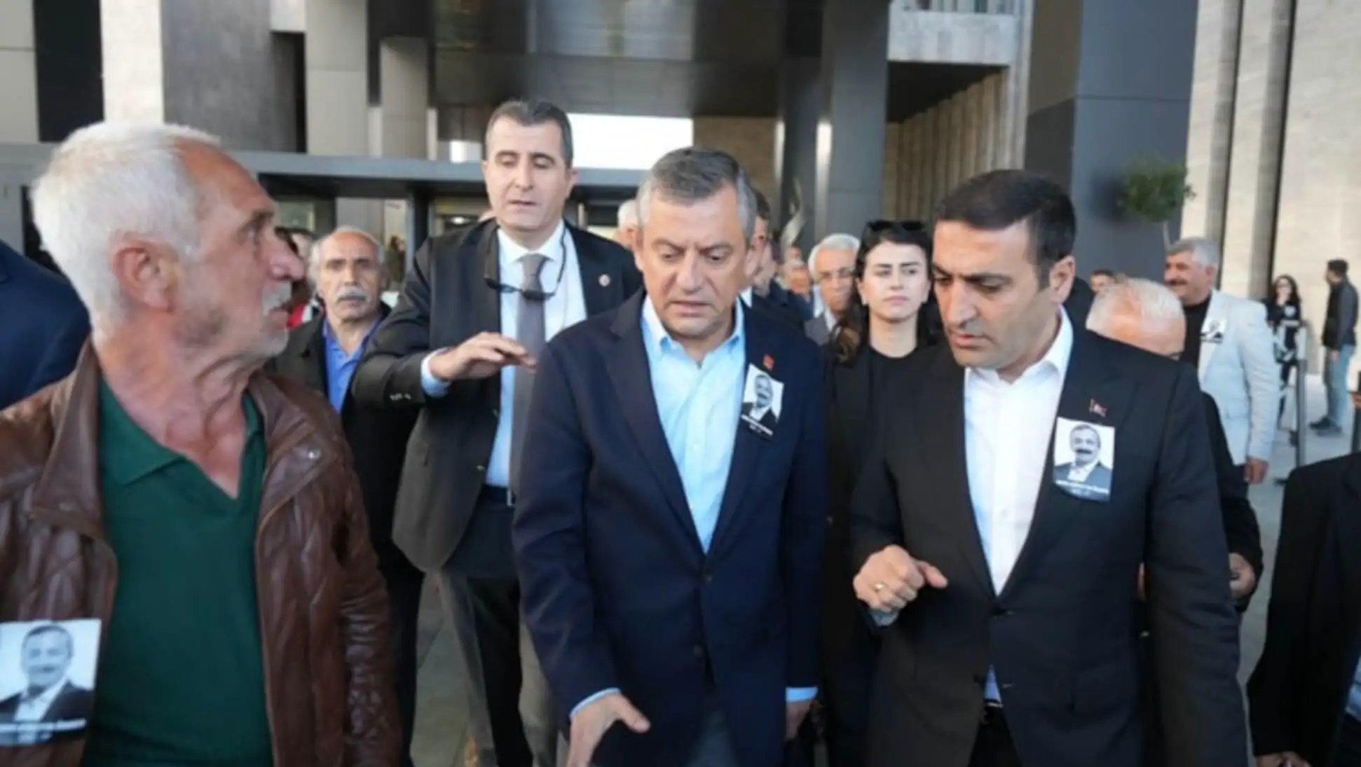 Bir grup insan kaldırımda yürürken. Bir grup insan kaldırımda yürürken.