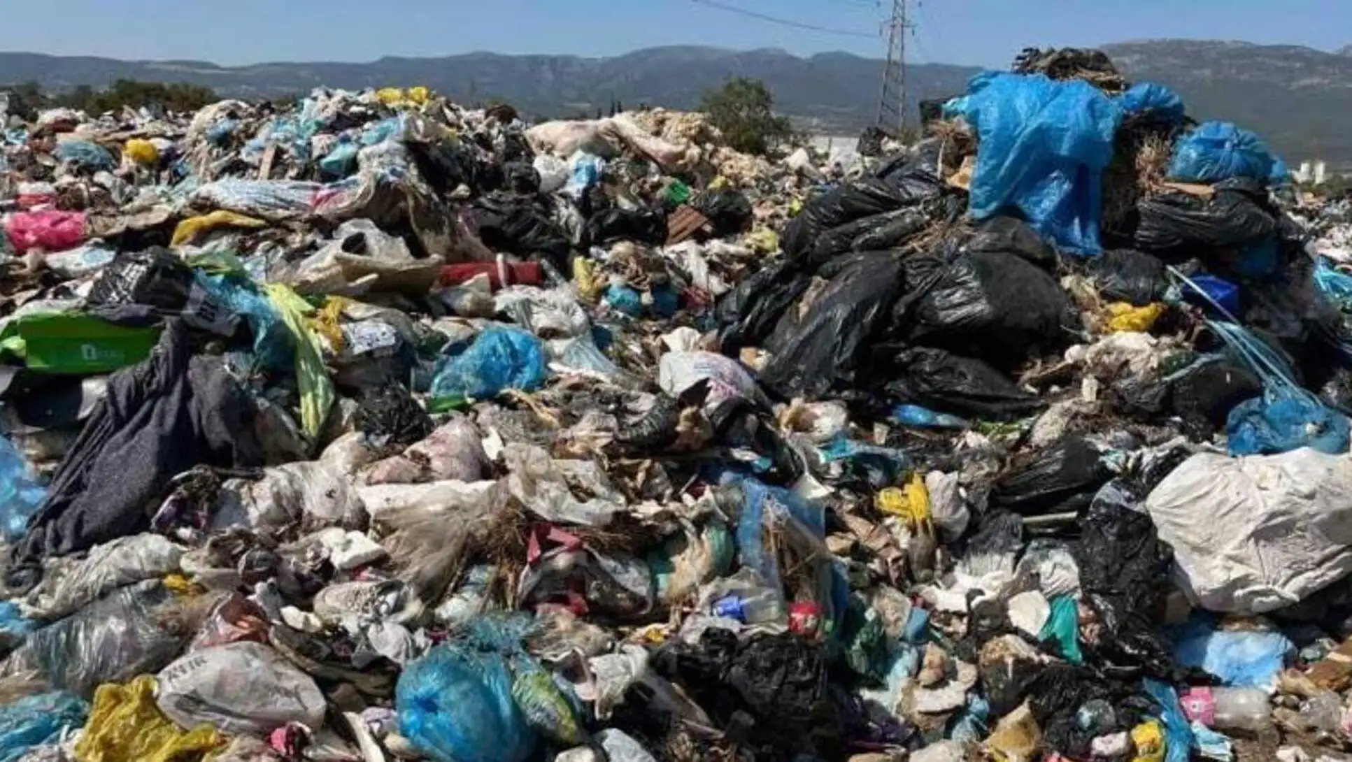 A large pile of garbage. A large pile of garbage.