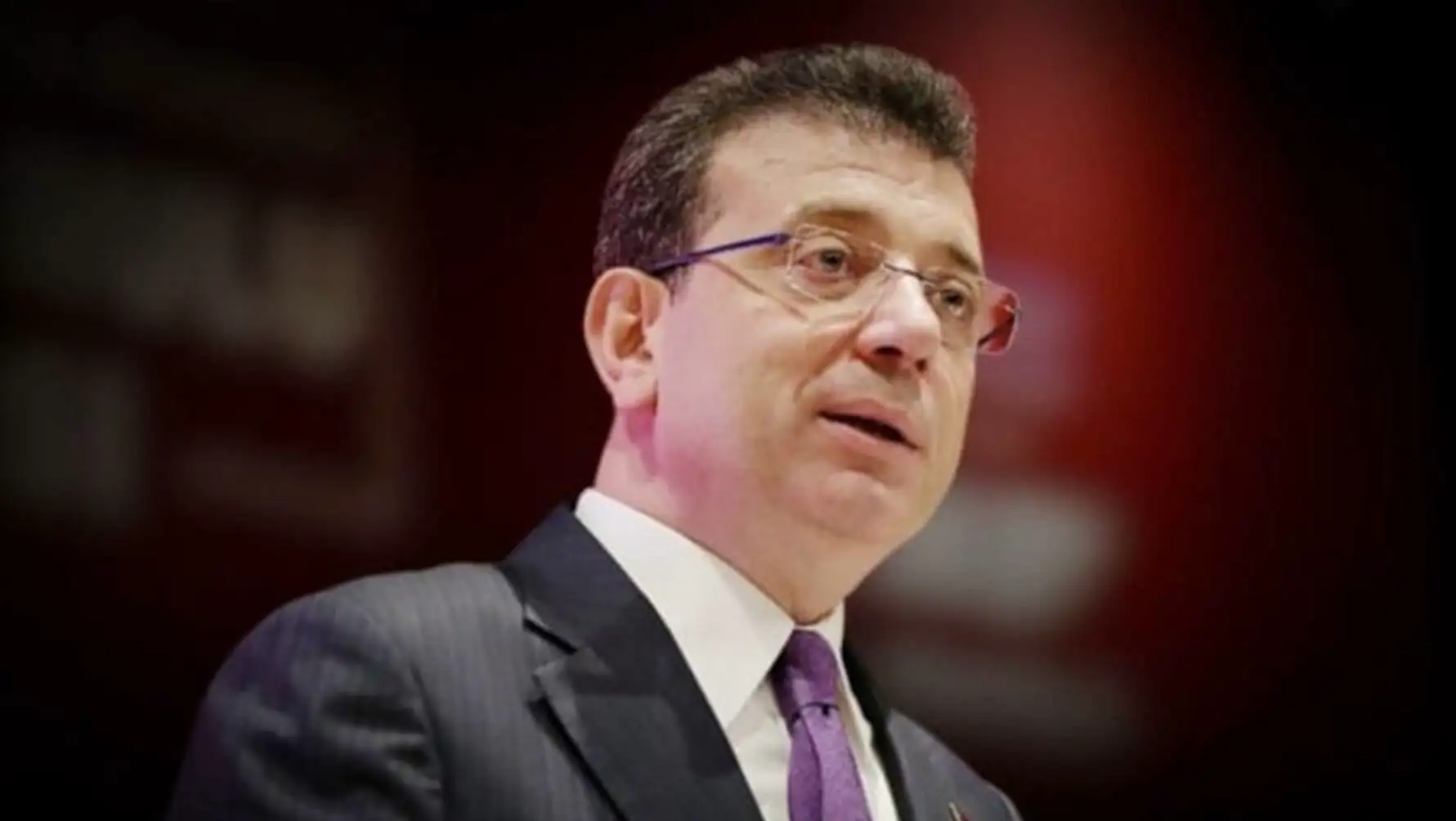 Ekrem İmamoğlu, basın toplantısında konuşuyor.