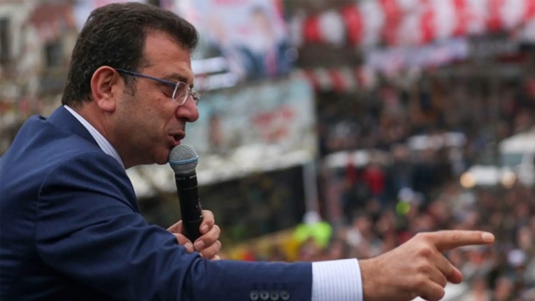 Ekrem İmamoğlu, mitingde konuşma yapıyor.