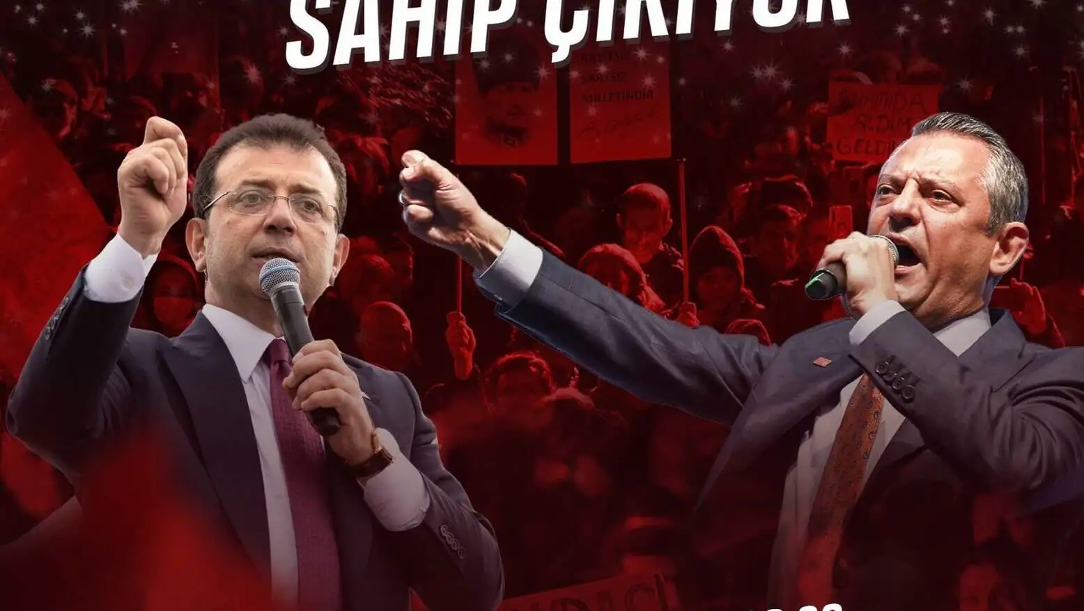 İki adam mikrofon tutuyor. İki adam mikrofon tutuyor.