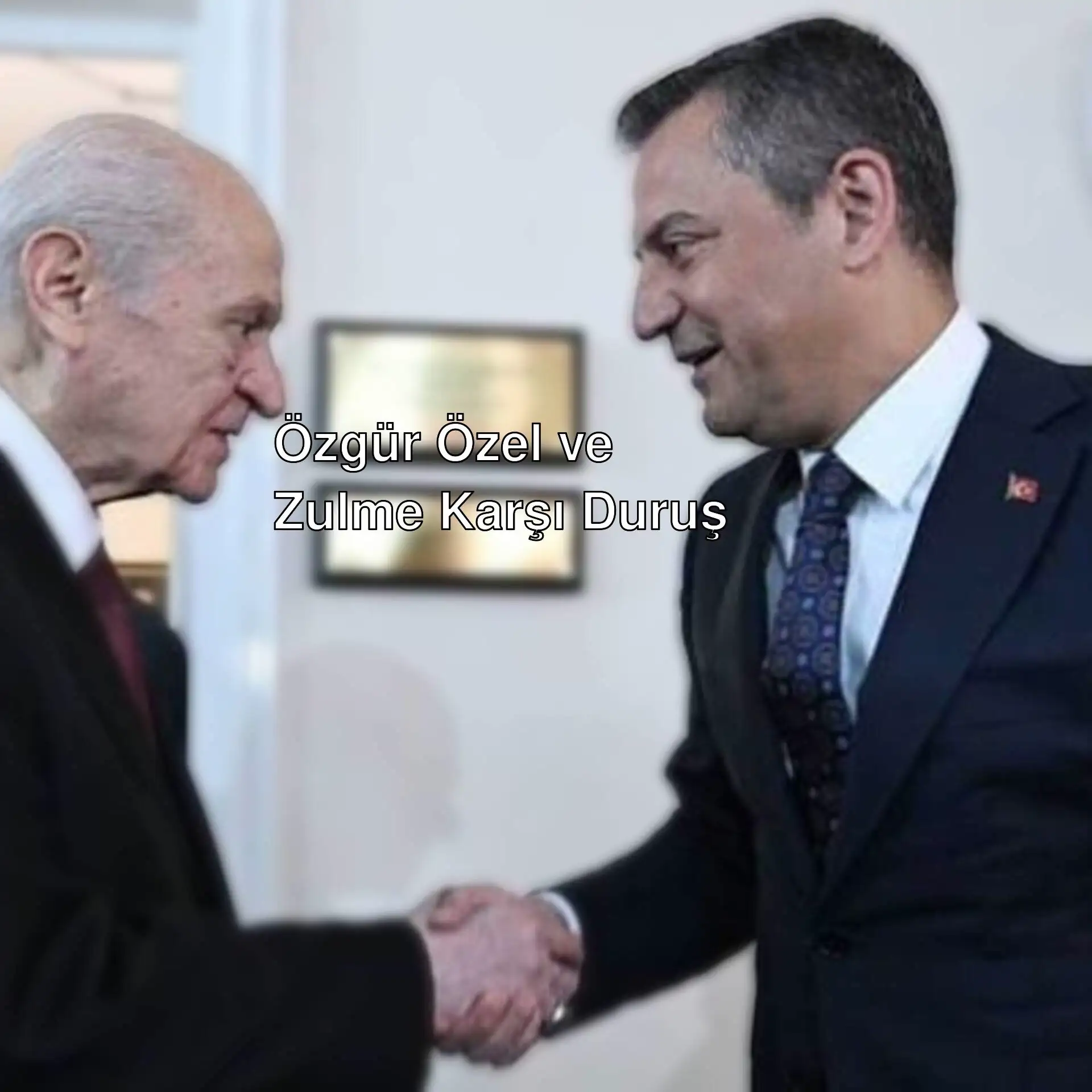 Özgür Özel ve bir diğer kişi el sıkışıyor.