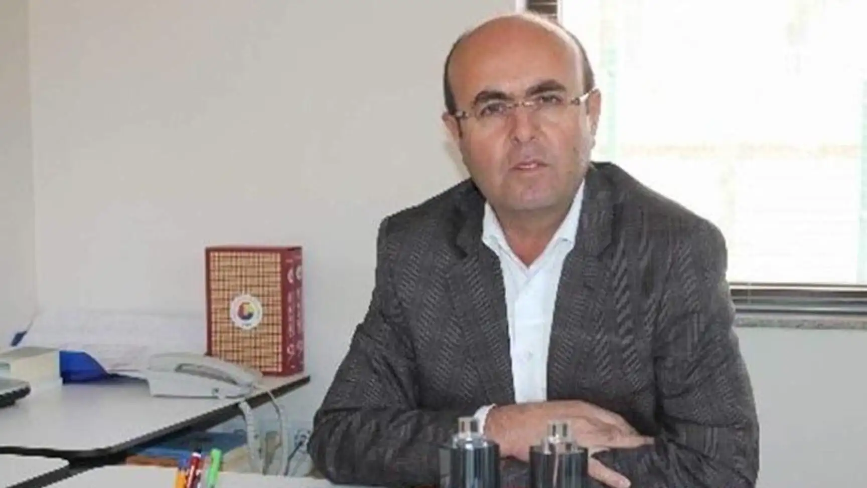 A man sitting at a desk. A man sitting at a desk.