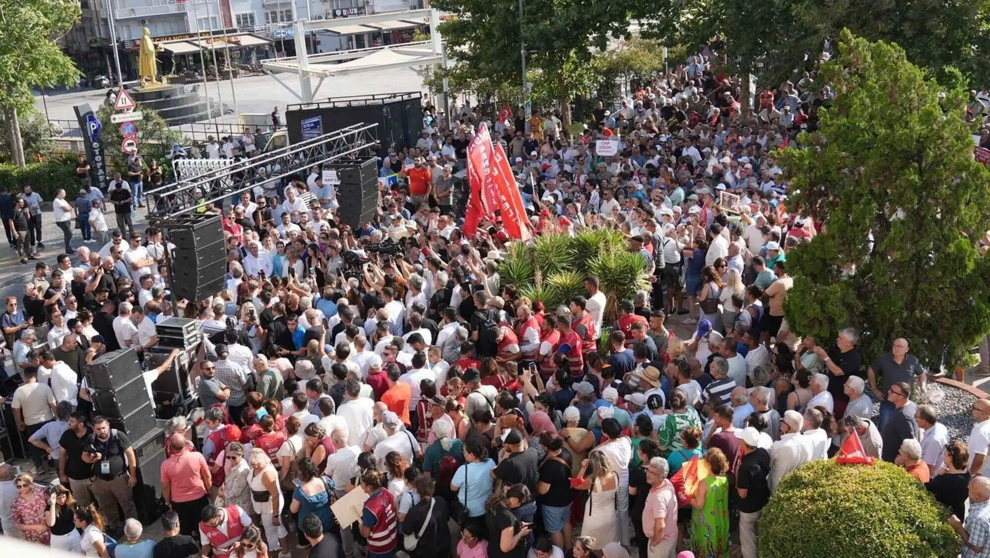 A large crowd of people outside. A large crowd of people outside.