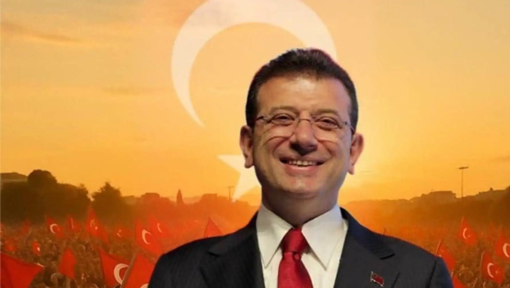 Ekrem İmamoğlu'na destek kampanyası için imza atan bir adam. Ekrem İmamoğlu'na destek kampanyası için imza atan bir adam.