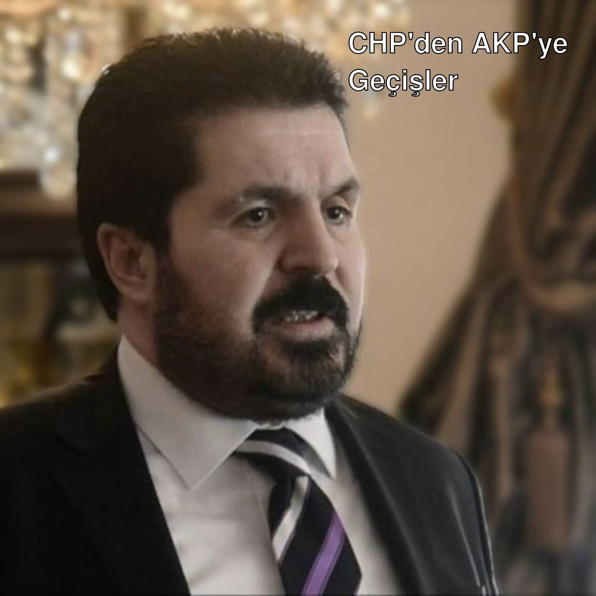 Bir adam takım elbise giymiş. Bir adam takım elbise giymiş.