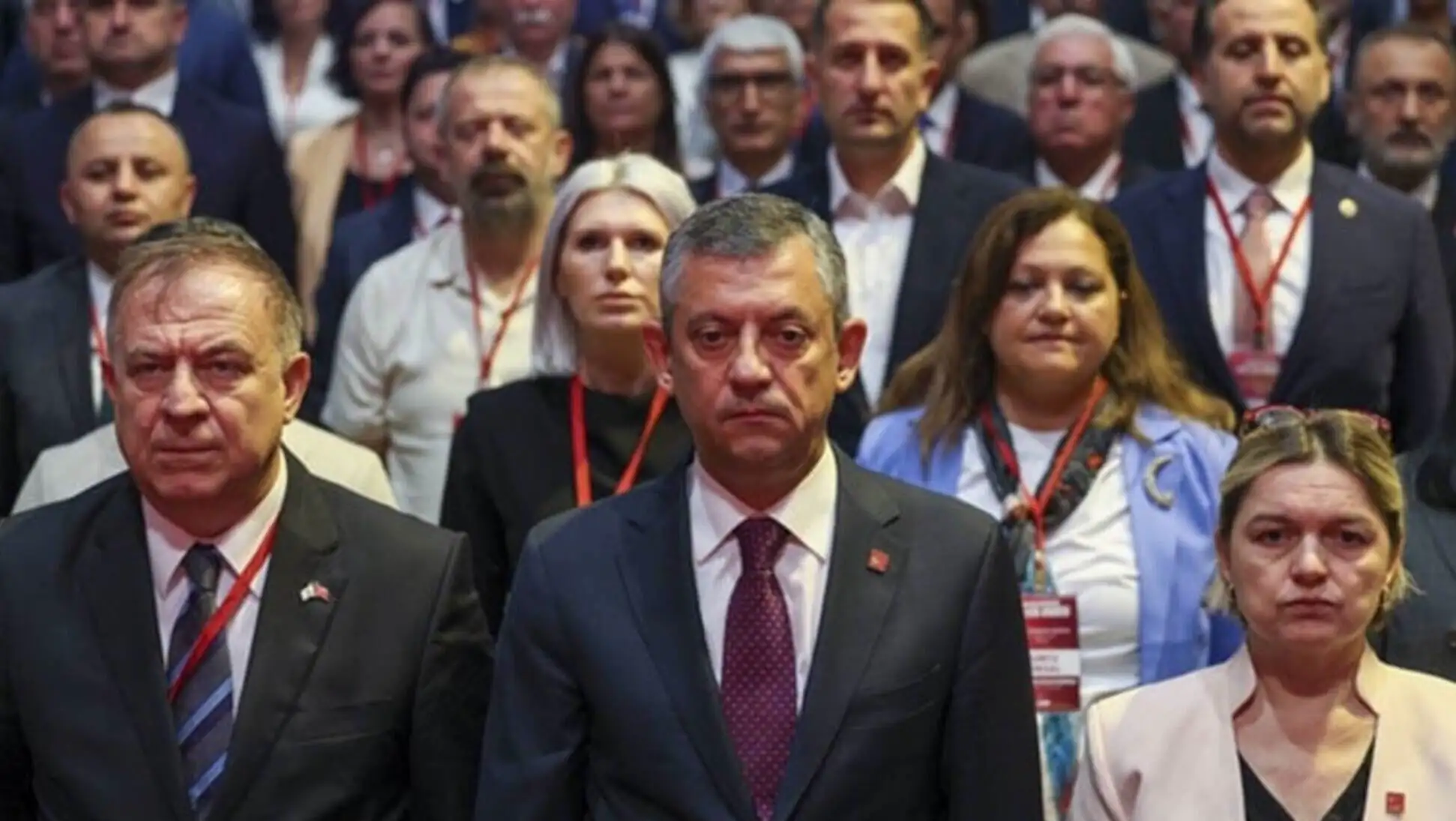 Bir grup insan bir arada duruyor. Bir grup insan bir arada duruyor.