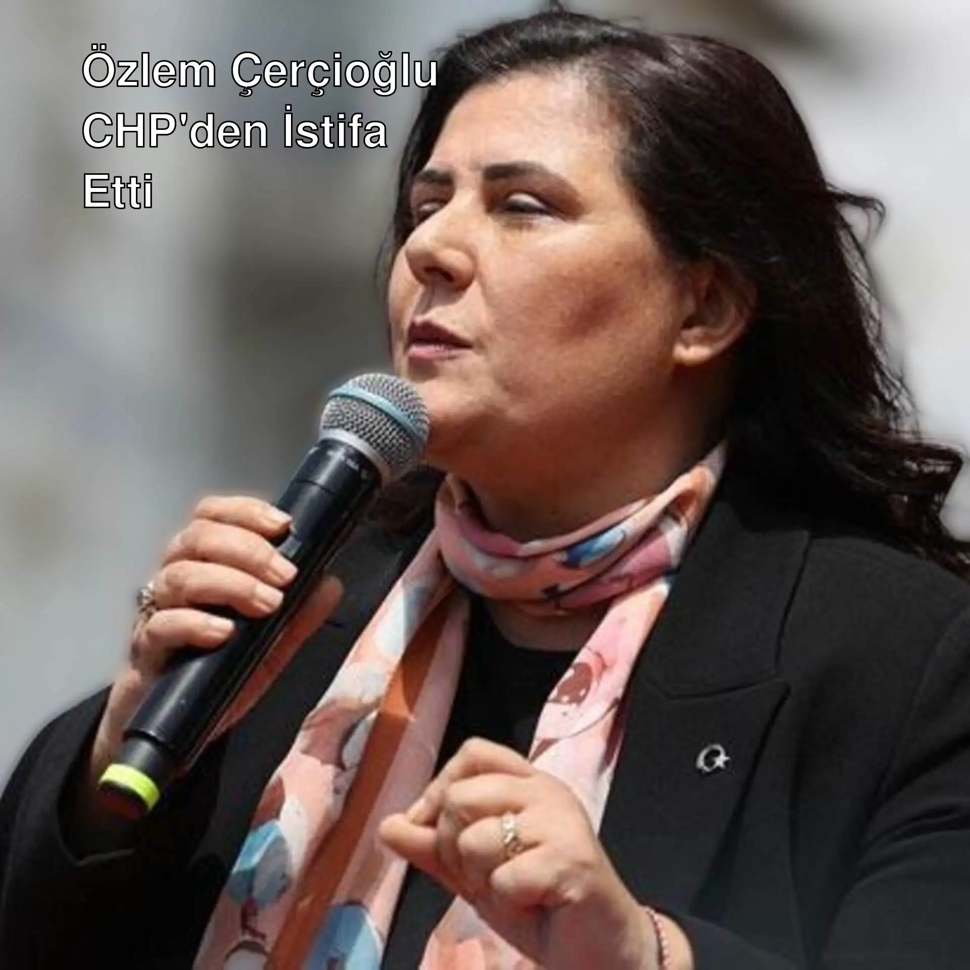 Özlem Çerçioğlu mikrofonla konuşuyor. Özlem Çerçioğlu mikrofonla konuşuyor.