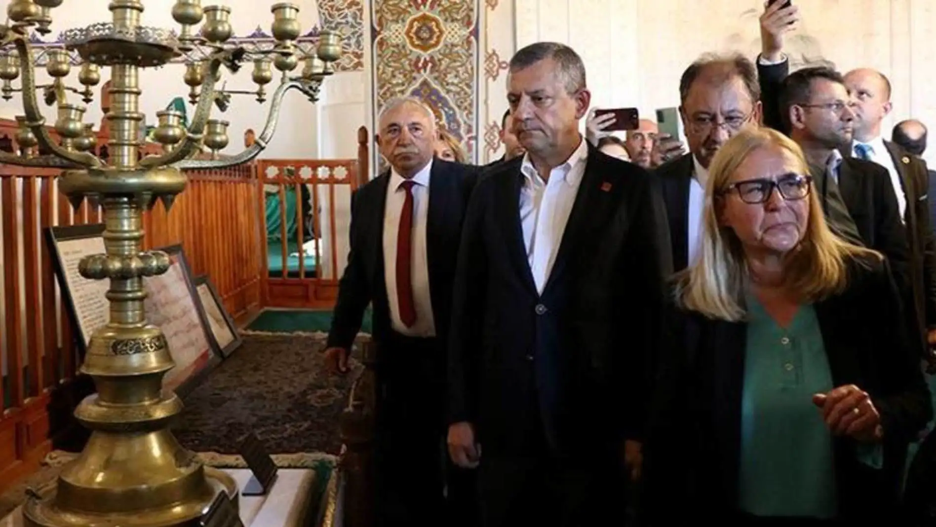 Özgür Özel speaking in front of a large audience at the Hacı Bektaş Veli commemoration events. Özgür Özel speaking in front of a large audience at the Hacı Bektaş Veli commemoration events.