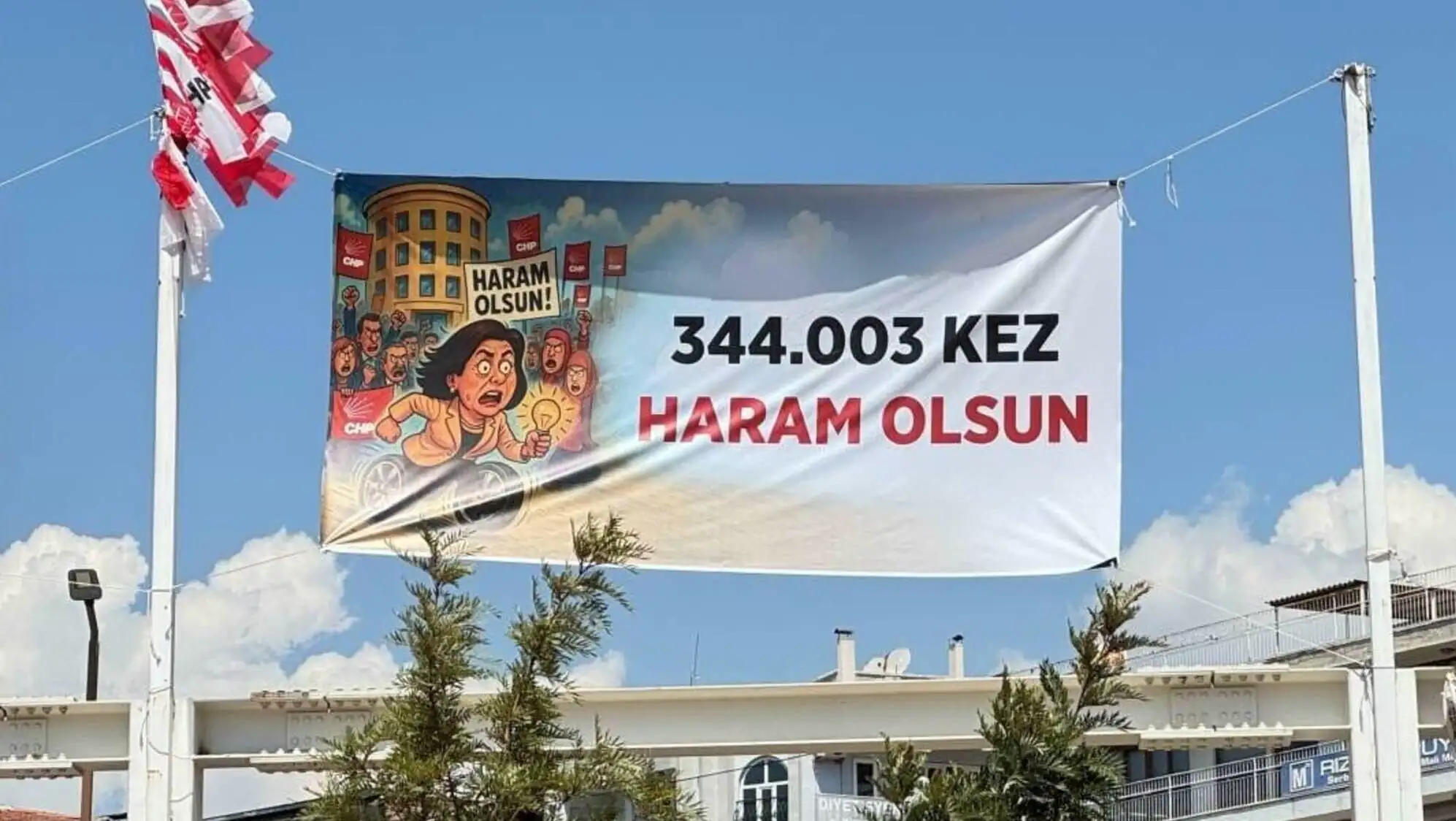 Bir pankartın direğe asılı durumu. Miting hazırlıkları sürüyor. Bir pankartın direğe asılı durumu. Miting hazırlıkları sürüyor.