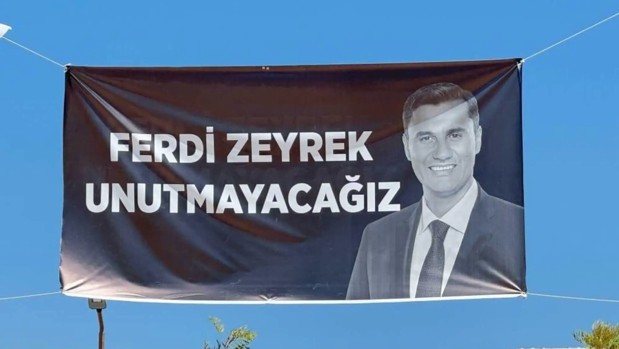 Miting alanında asılan pankartlardan biri. Çerçioğlu'na yönelik eleştiriler var. Miting alanında asılan pankartlardan biri. Çerçioğlu'na yönelik eleştiriler var.