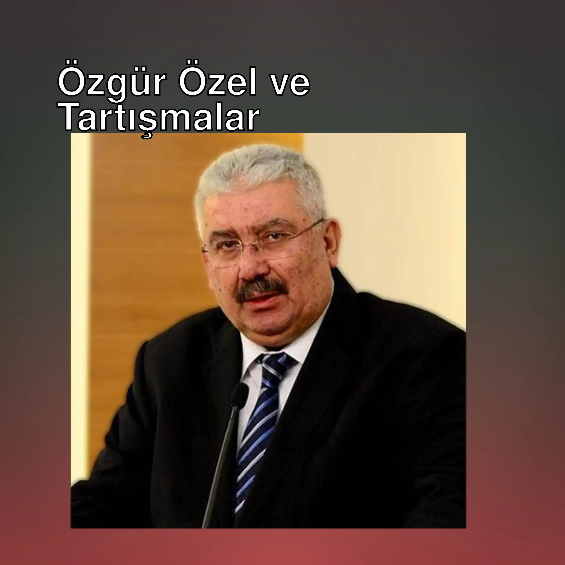 Bir adam takım elbise giymiş ve mikrofonlar önünde duruyor.