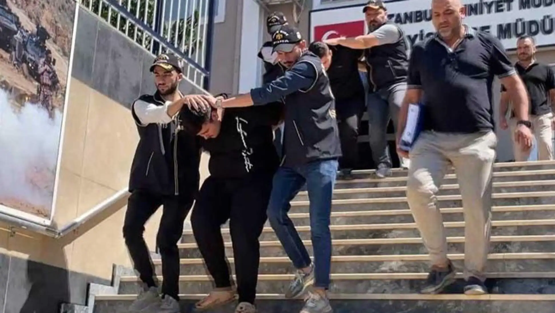 Bir grup adamın bir adamı merdivenlerden aşağı çektiği anlar. Bir grup adamın bir adamı merdivenlerden aşağı çektiği anlar.