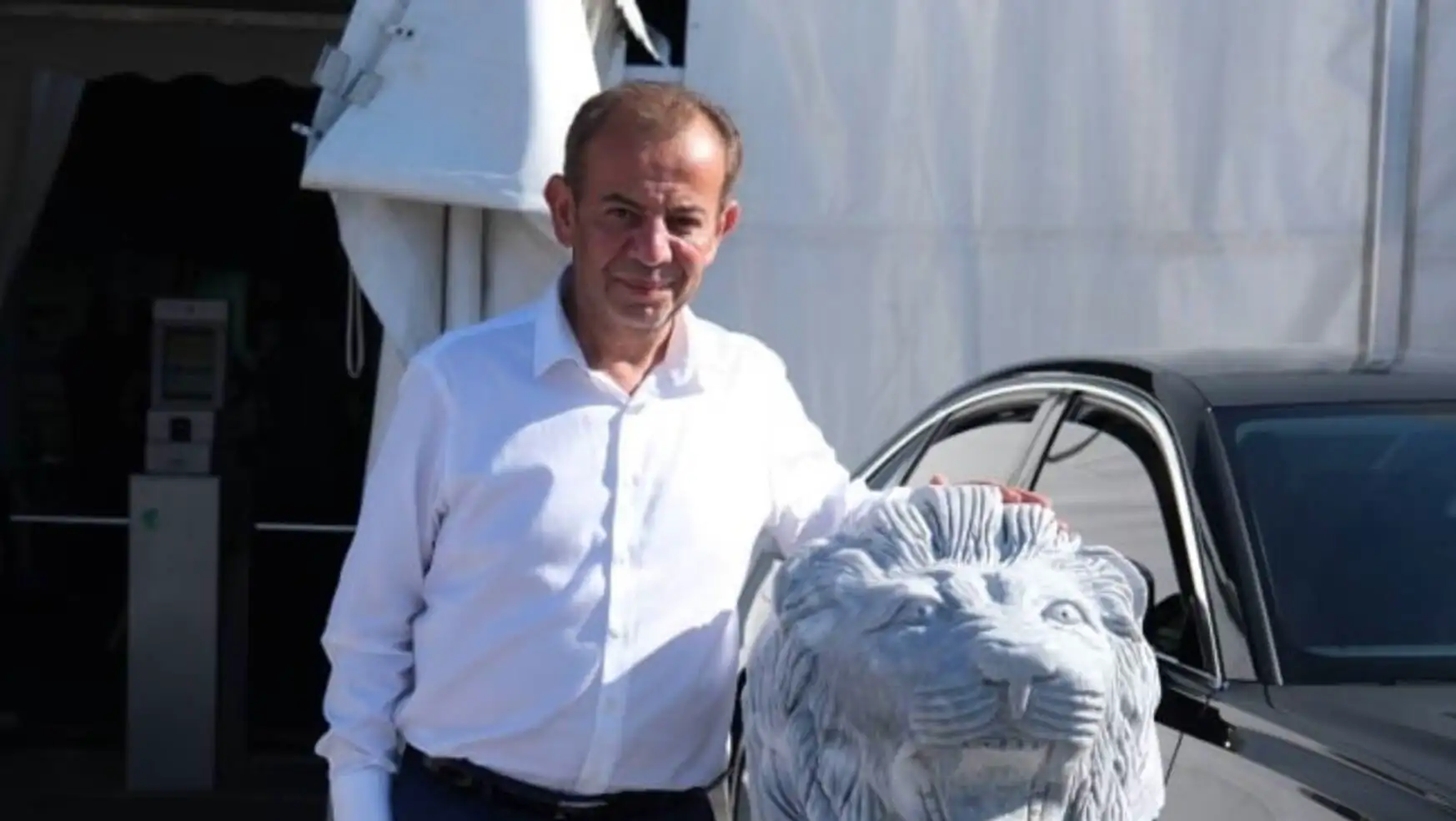 Tanju Özcan with the lion statue he purchased from Bolu Fair. Tanju Özcan with the lion statue he purchased from Bolu Fair.