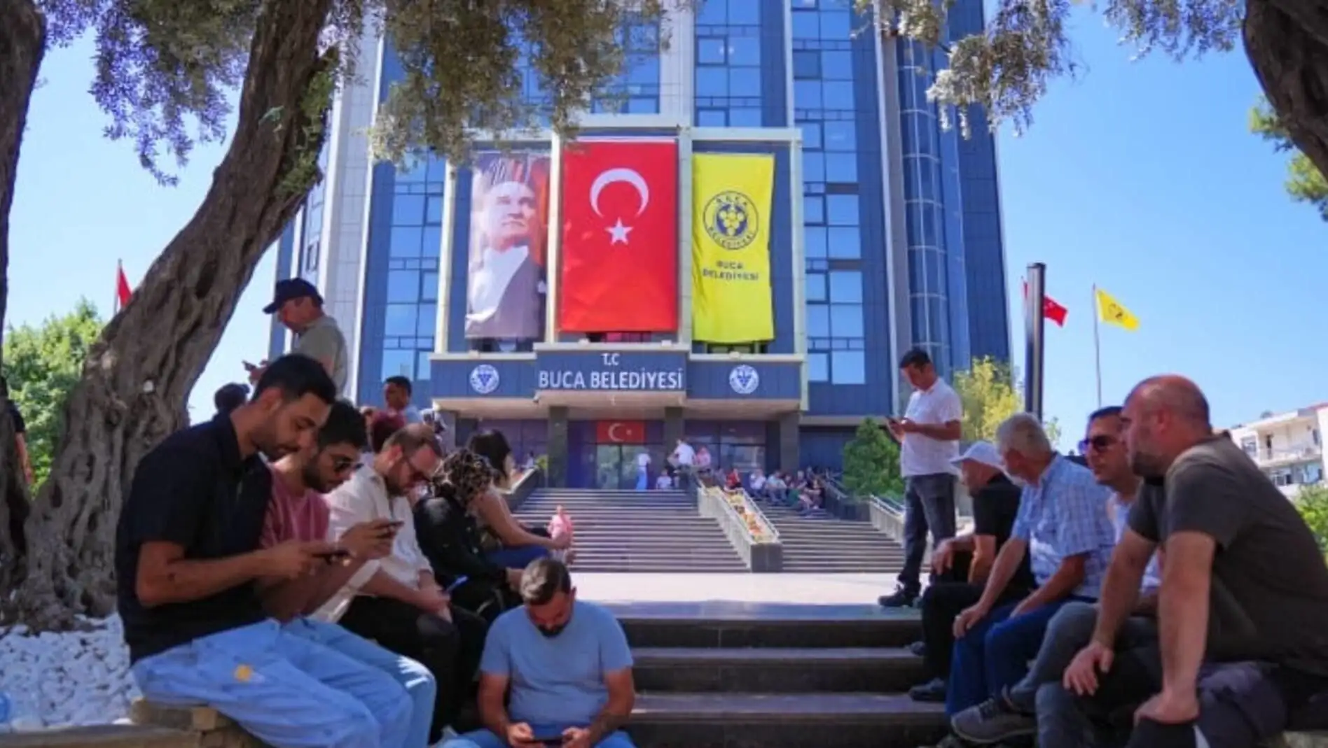 Workers in Izmir are holding a sit-in protest. Workers in Izmir are holding a sit-in protest.