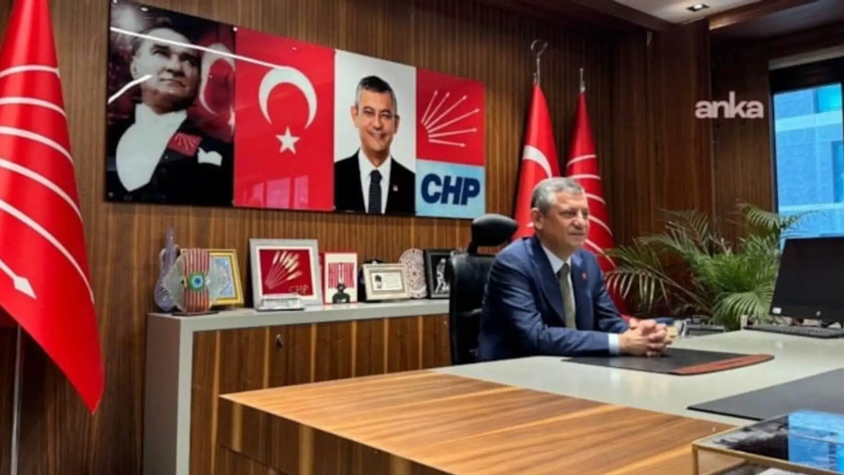 Özgür Özel'in çalışma ofisinde bir görüntü. Özgür Özel'in çalışma ofisinde bir görüntü.
