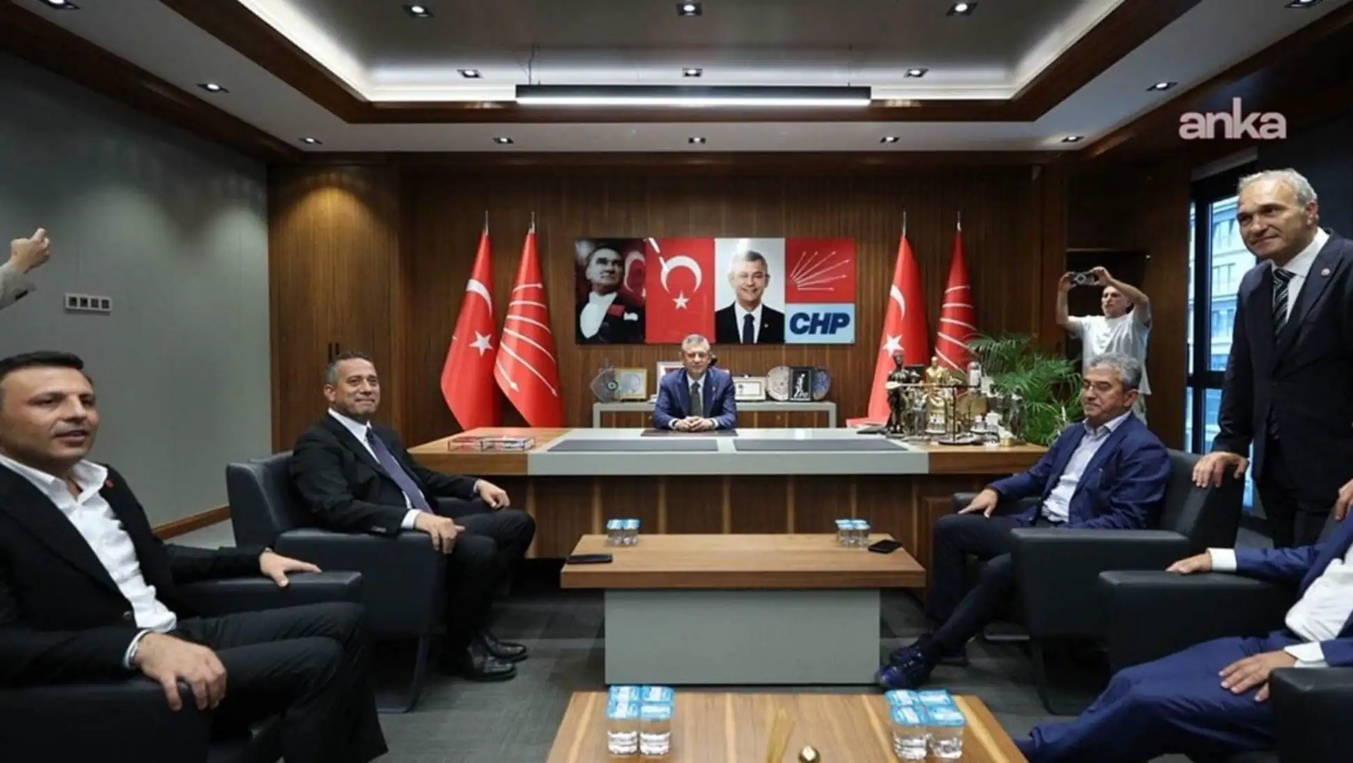 CHP Genel Başkanı Özgür Özel, çalışma ofisinde. CHP Genel Başkanı Özgür Özel, çalışma ofisinde.