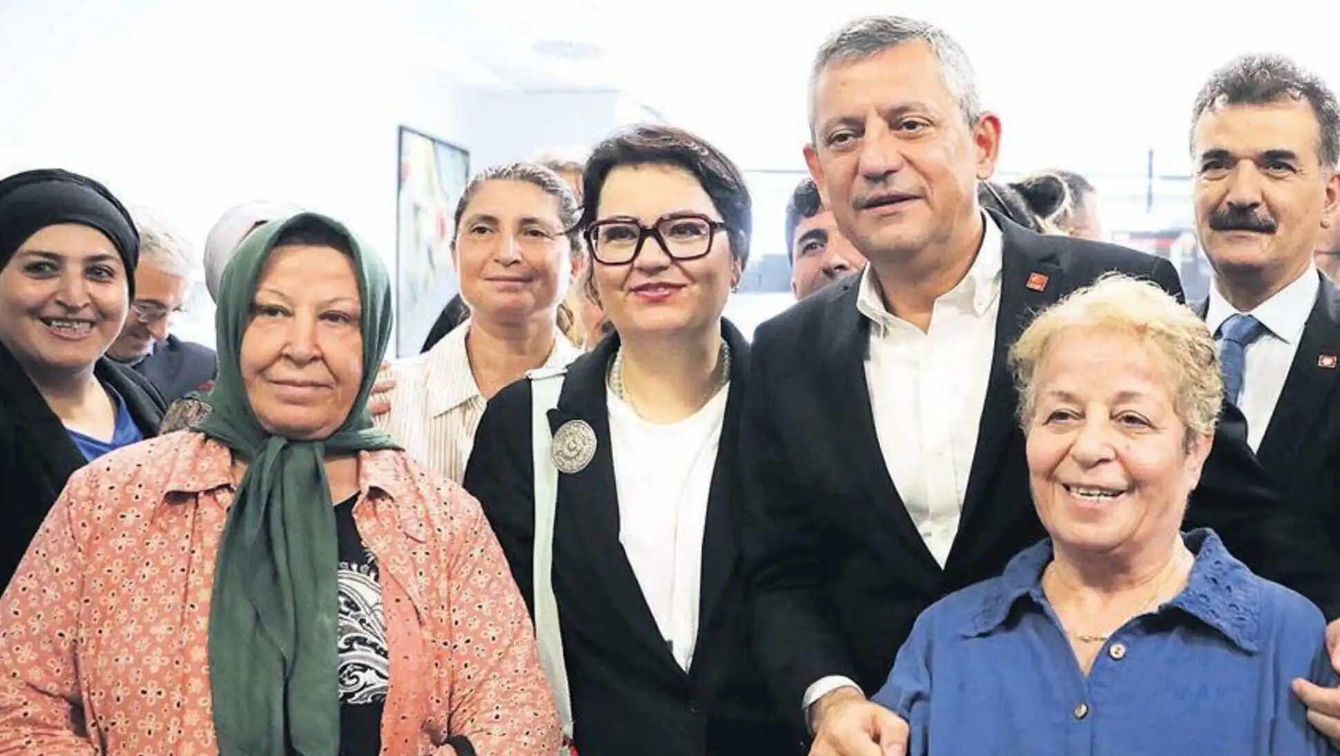 CHP üyeleri bir araya geliyor. CHP üyeleri bir araya geliyor.
