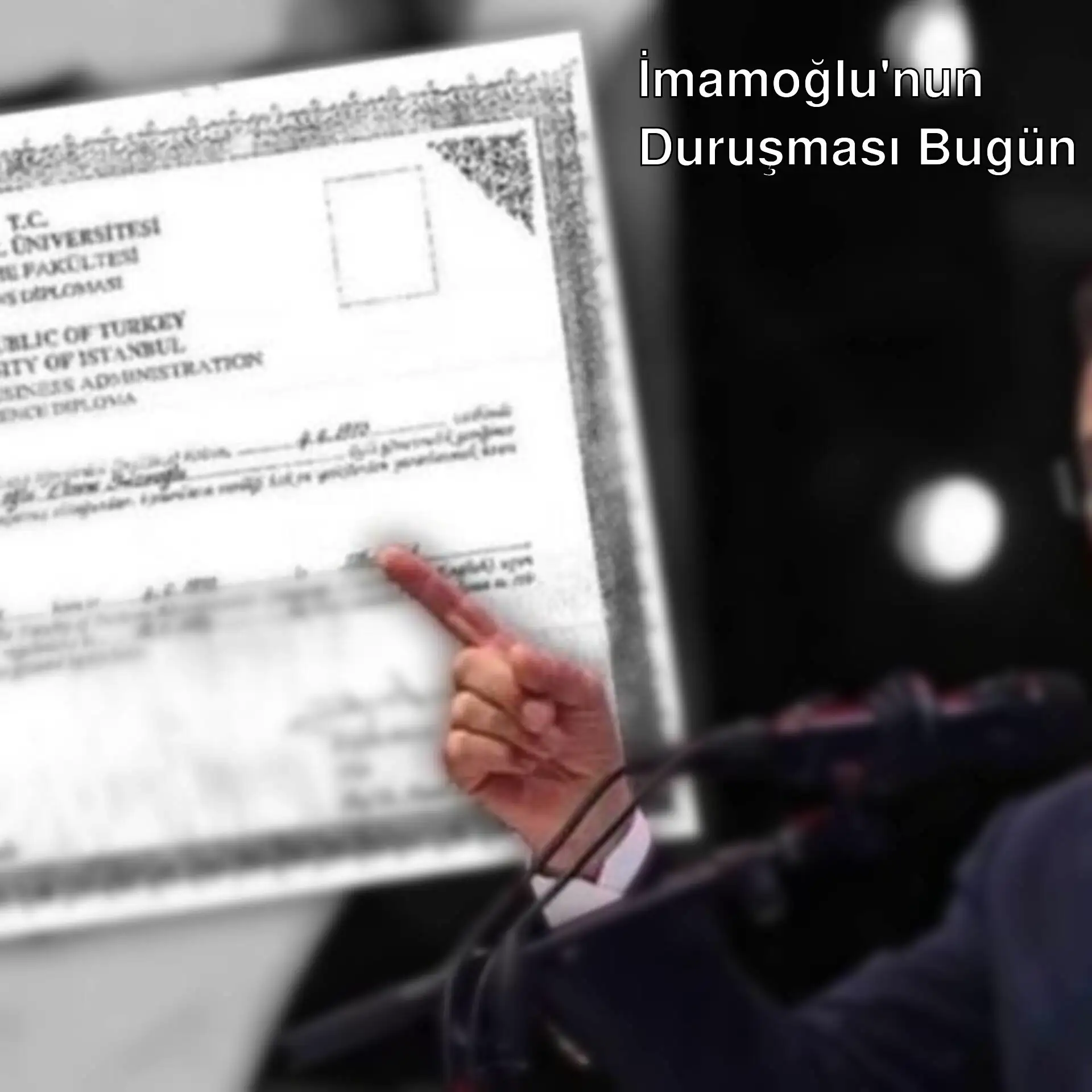 İmamoğlu hakim karşısında, bir adam sertifika tutuyor. İmamoğlu hakim karşısında, bir adam sertifika tutuyor.