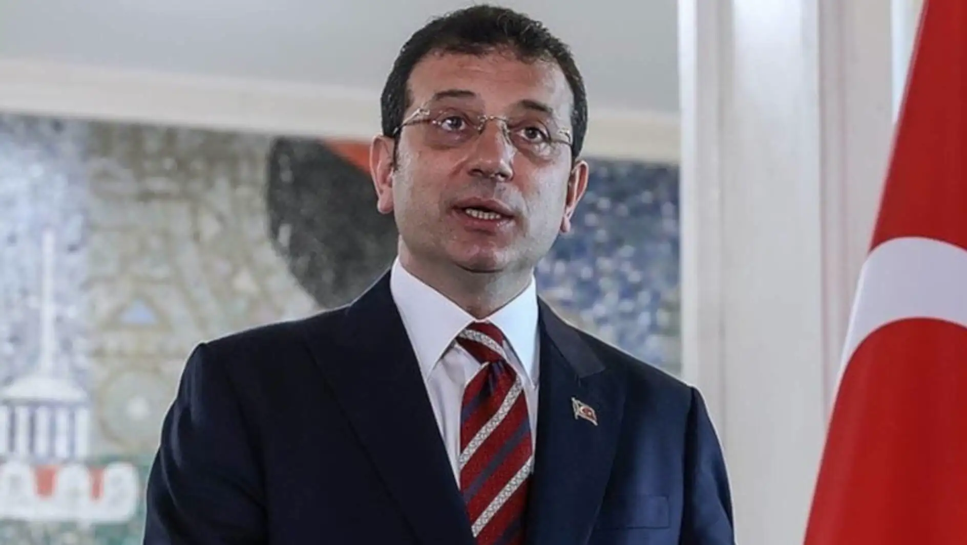 İmamoğlu, takım elbise giymiş bir adam. İmamoğlu, takım elbise giymiş bir adam.