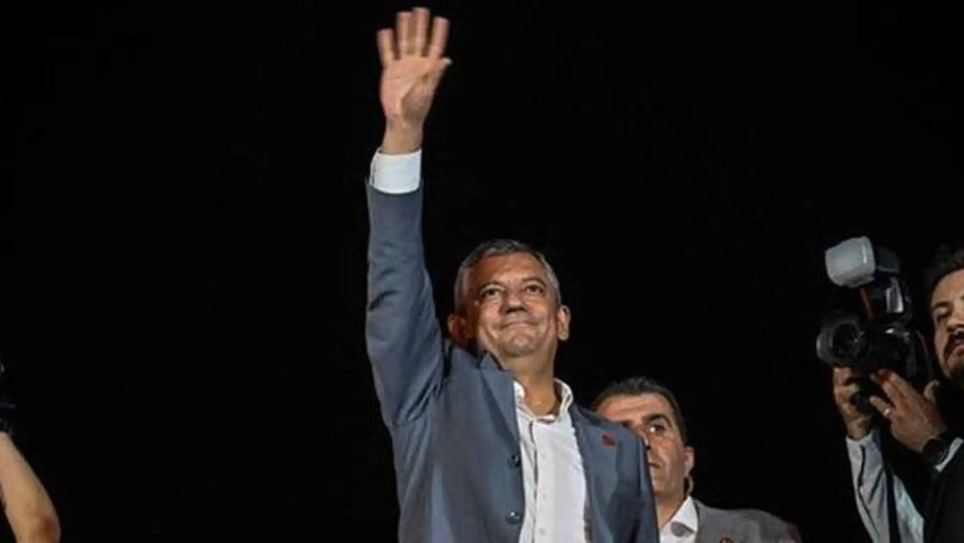 Özgür Özel, elini kaldırarak kalabalığa hitap ediyor. Özgür Özel, elini kaldırarak kalabalığa hitap ediyor.
