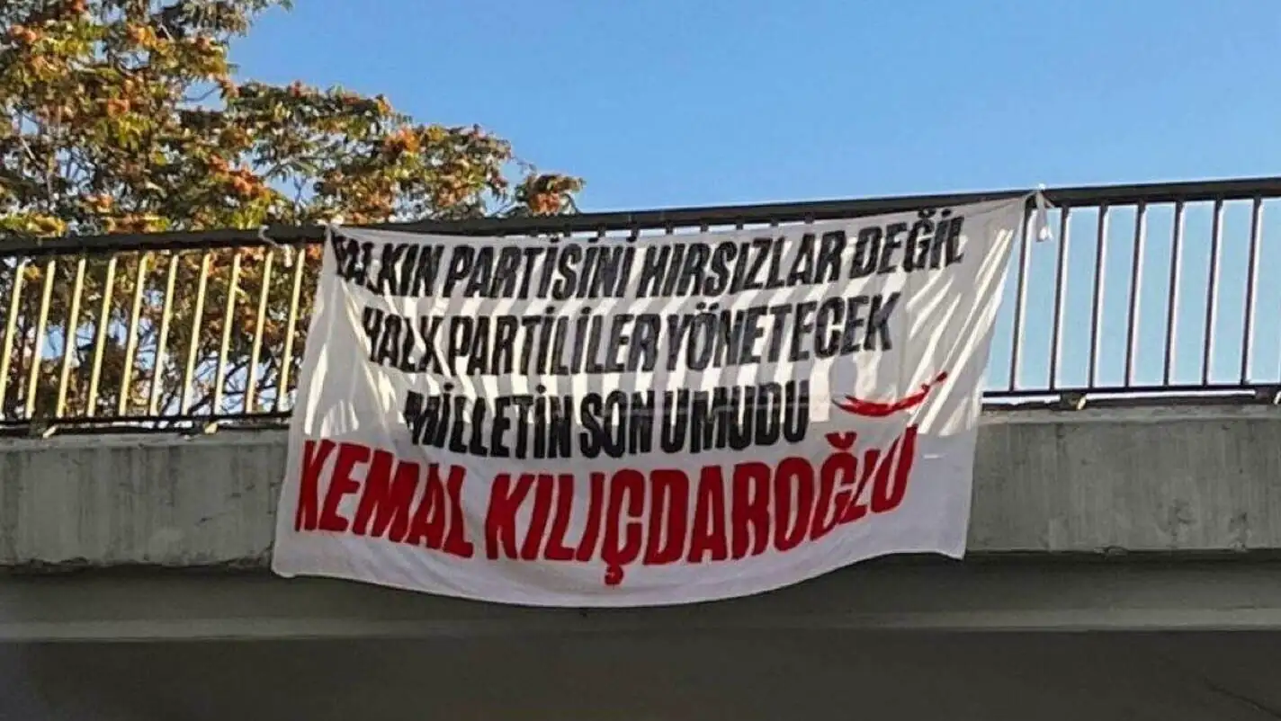 Kadıköy'deki pankart.