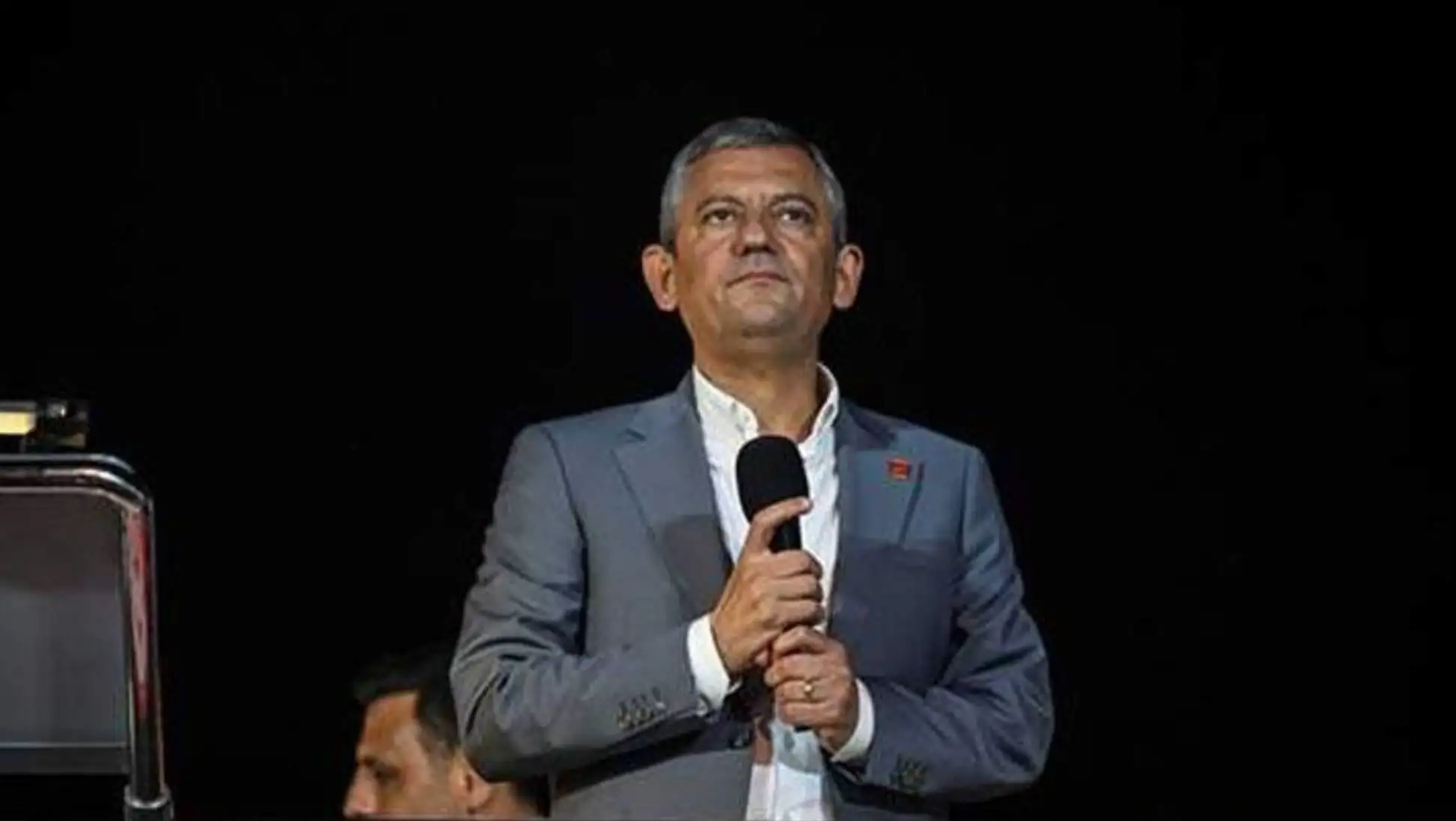 Özgür Özel holds a press conference in Kadıköy. Özgür Özel holds a press conference in Kadıköy.