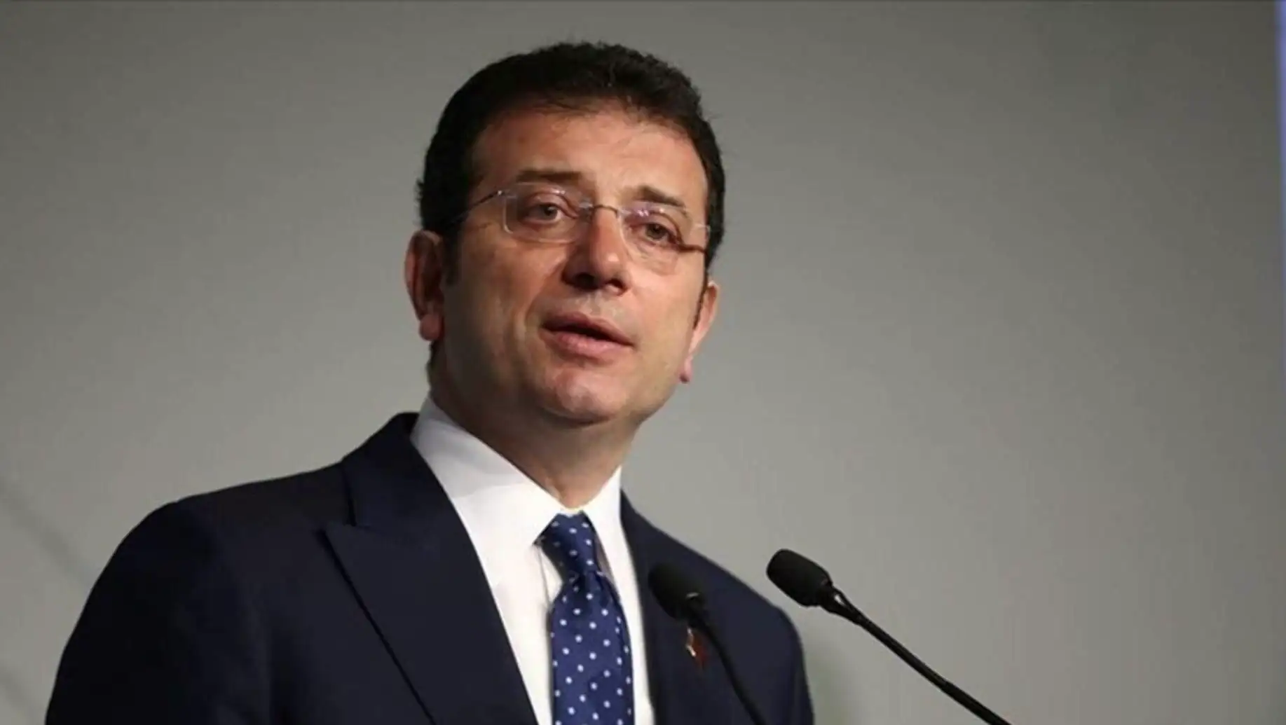 Ekrem İmamoğlu, takım elbise giymiş bir adam.