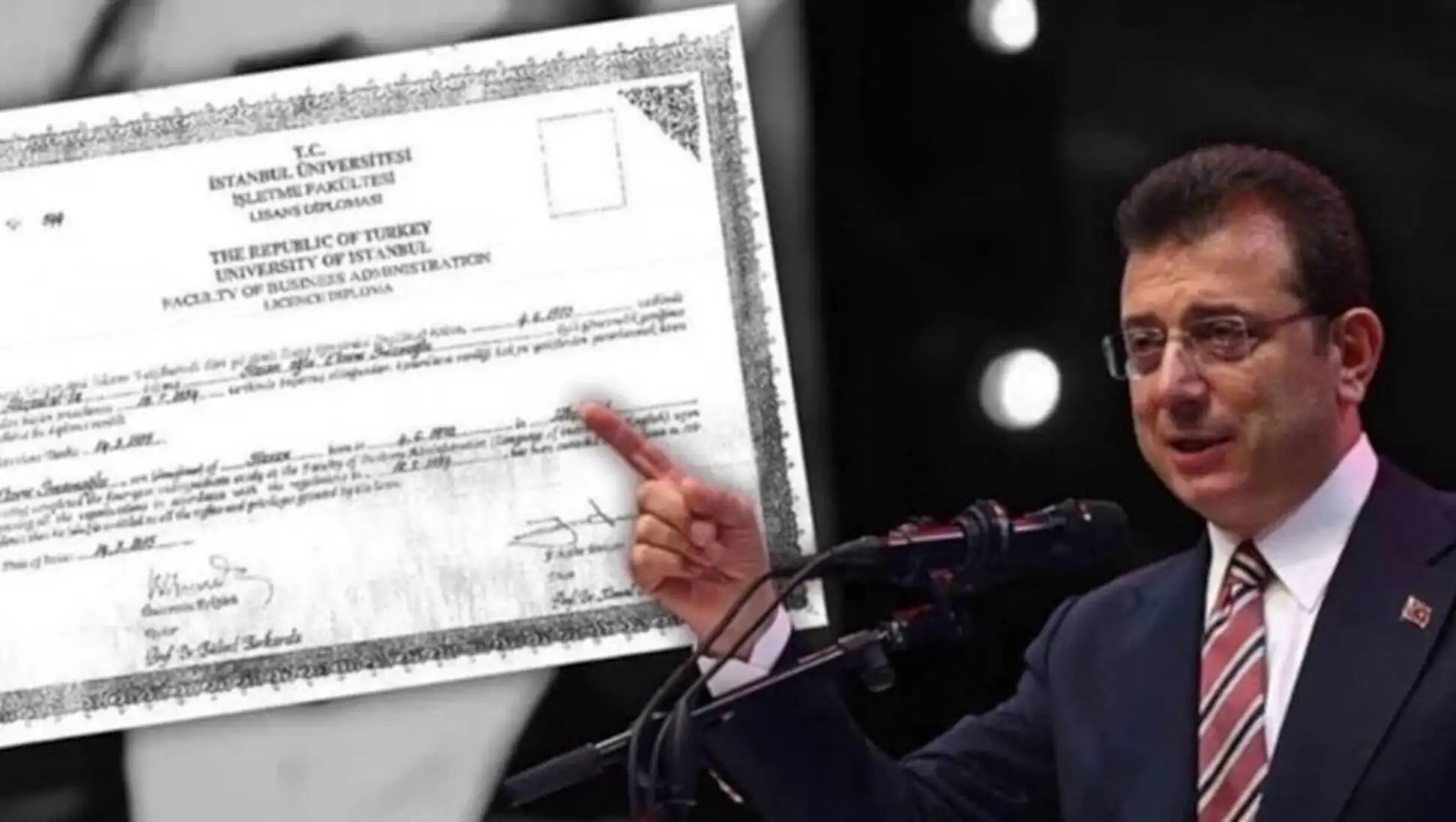 Ekrem İmamoğlu, bir sertifika tutarken. Ekrem İmamoğlu, bir sertifika tutarken.