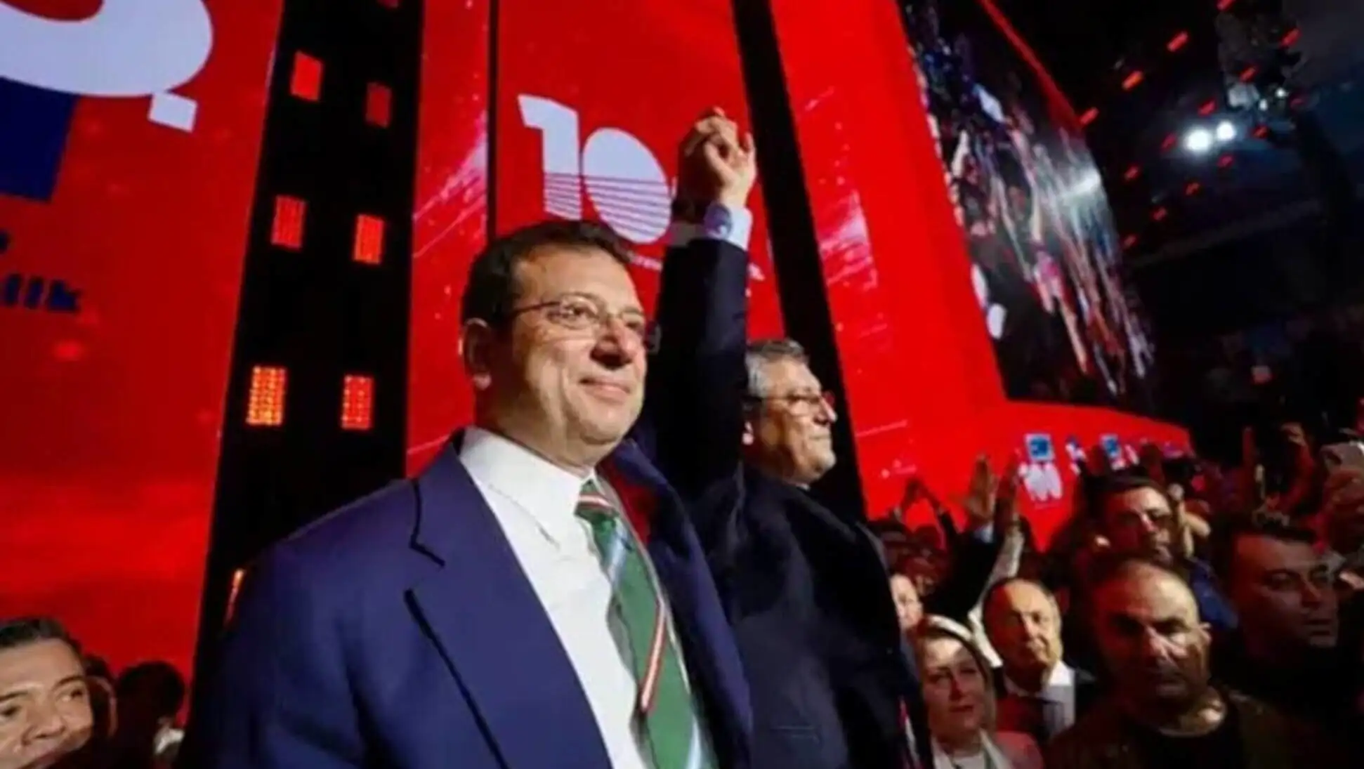 Ekrem İmamoğlu, kalabalık bir topluluk önünde konuşuyor. Ekrem İmamoğlu, kalabalık bir topluluk önünde konuşuyor.
