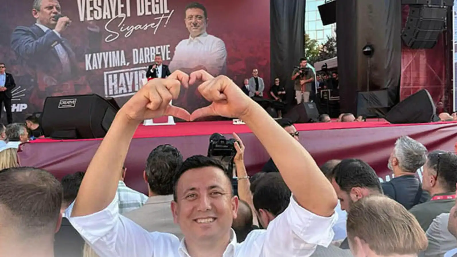 Hüseyin Çelik, istifasını sosyal medya üzerinden duyurdu.