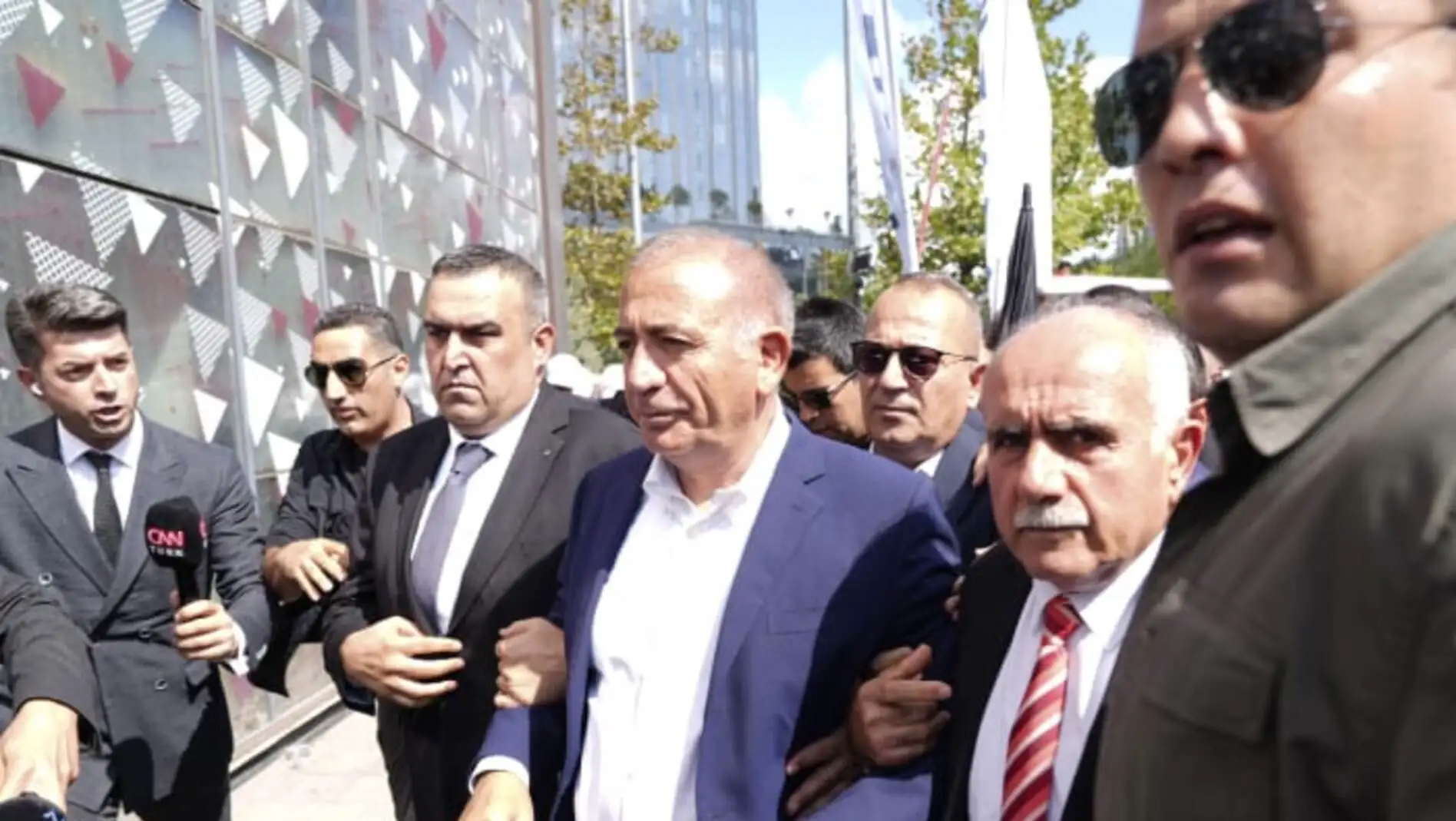 Bir grup adam takım elbise giymiş.