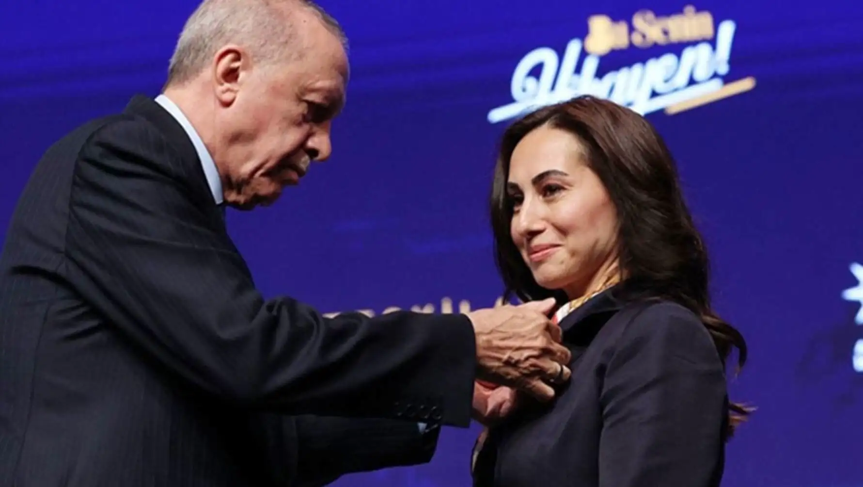 Siyasi transferler ve tepkiler üzerine bir görsel.