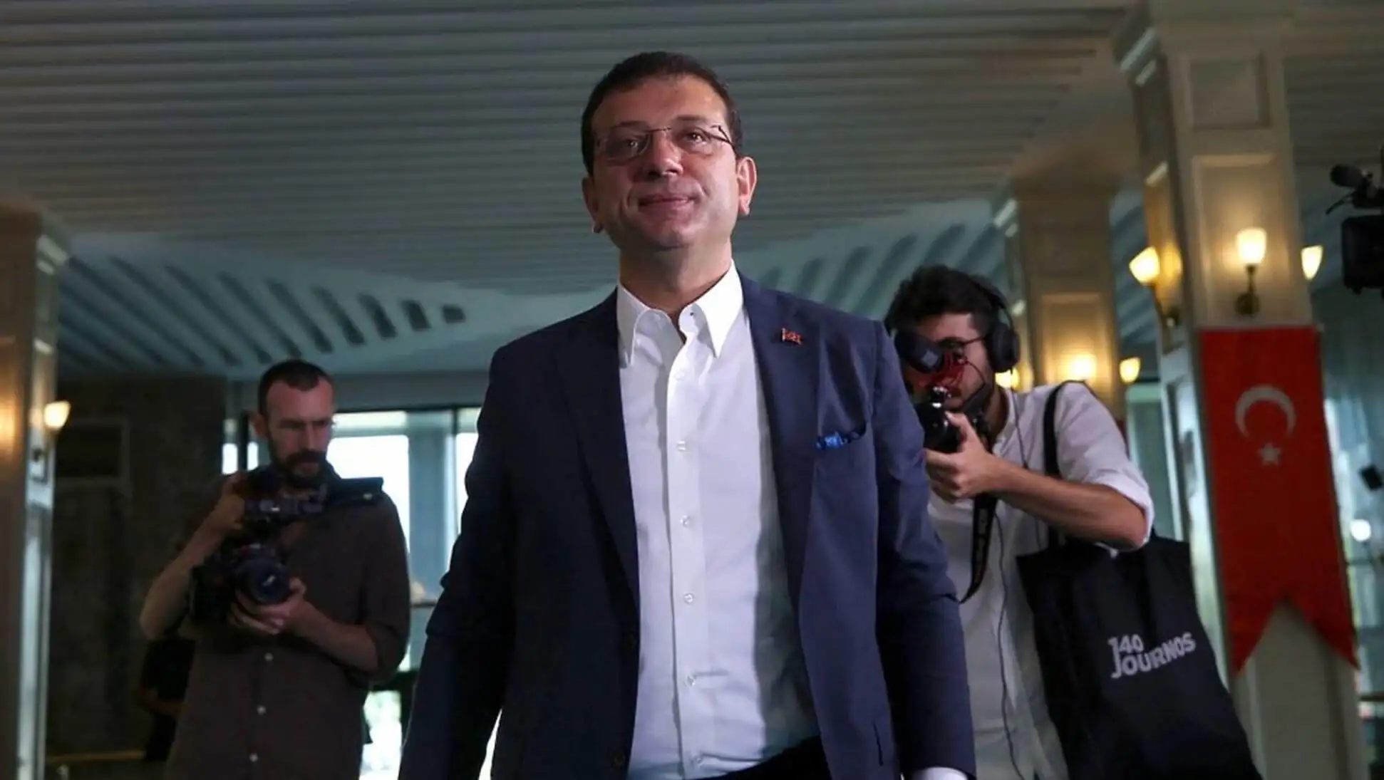 İmamoğlu, bir sertifika tutuyor.