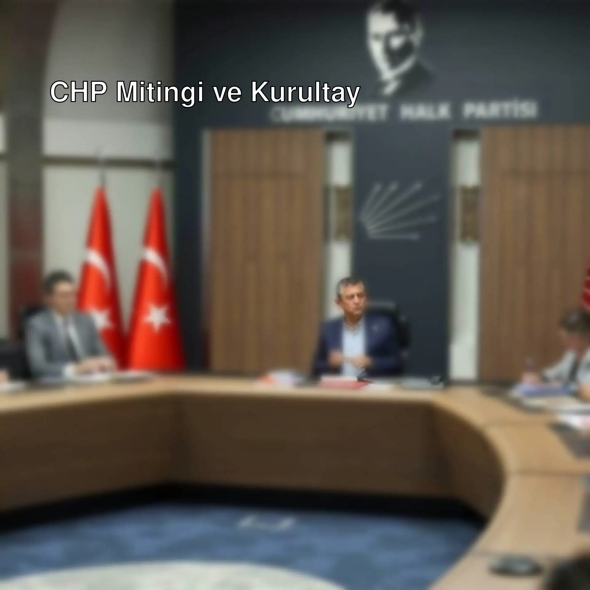 CHP toplantısında bir grup insan oturuyor.