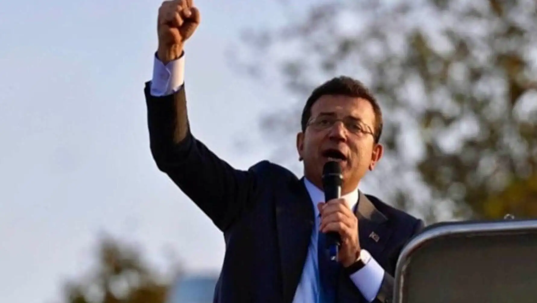 Ekrem İmamoğlu, halkla buluştuğu bir etkinlikte.