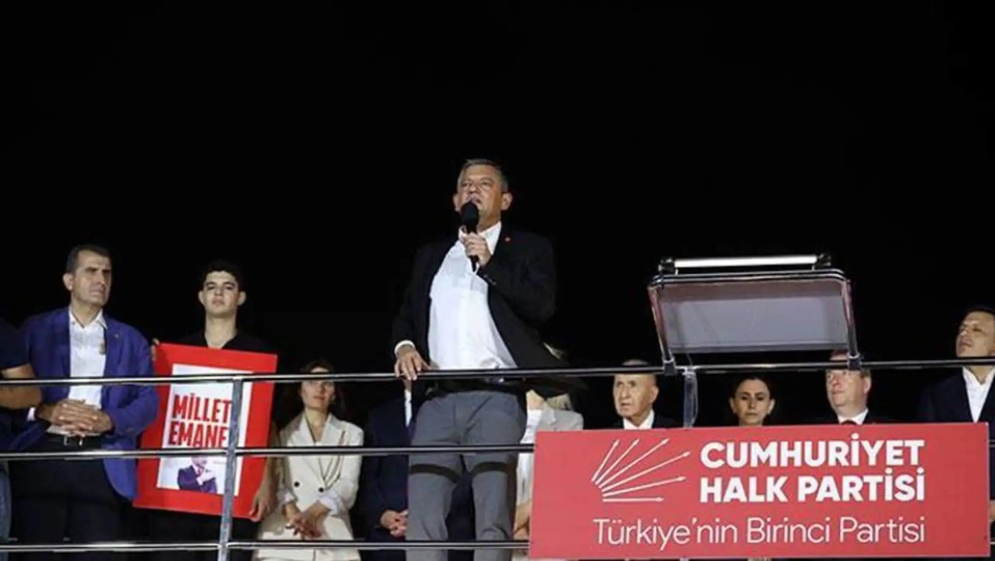 Özgür Özel, mitingde mikrofonla konuşuyor. Özgür Özel, mitingde mikrofonla konuşuyor.