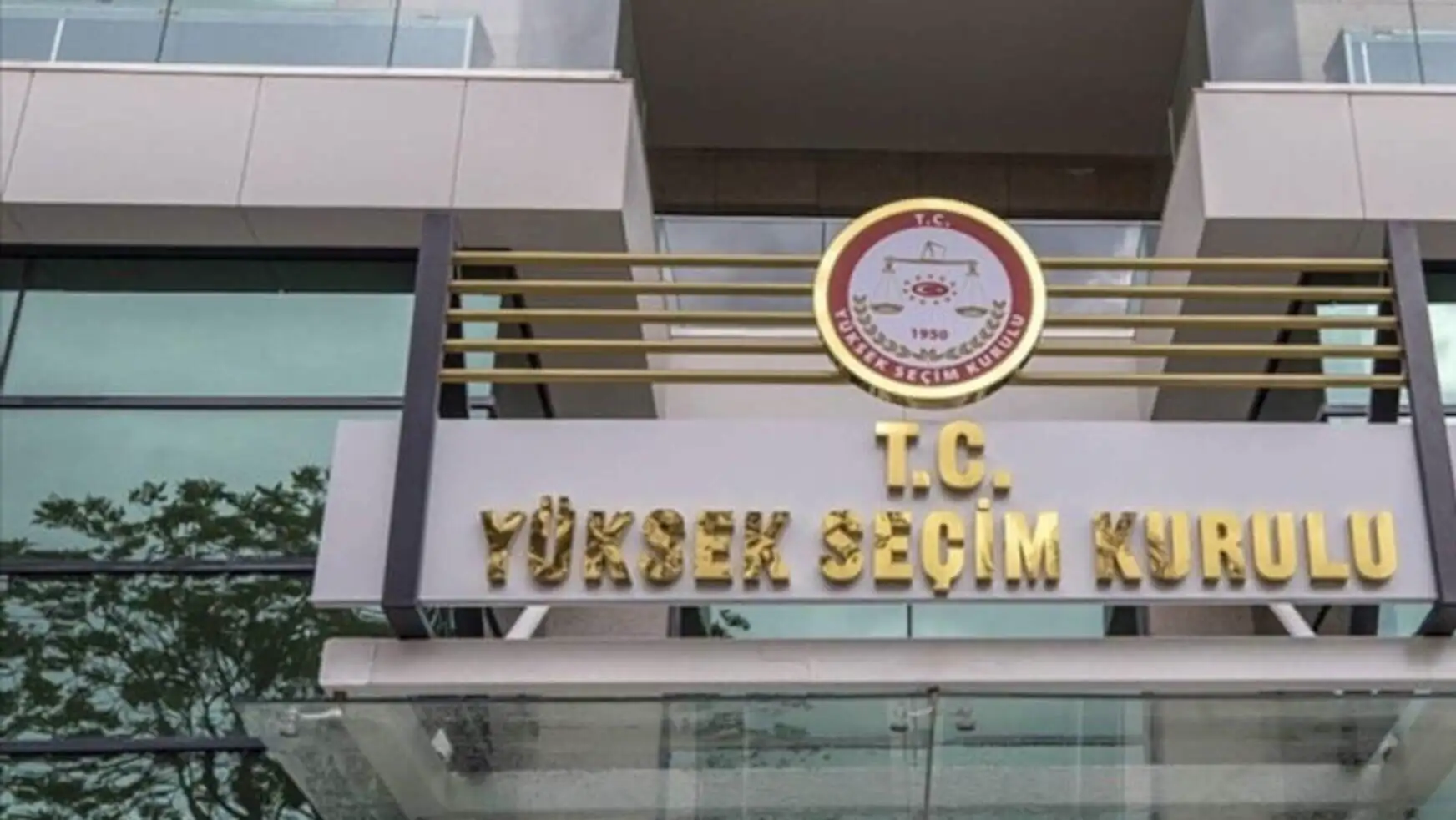 CHP'nin olağanüstü kurultayı için YSK'dan gelecek karar merakla bekleniyor.