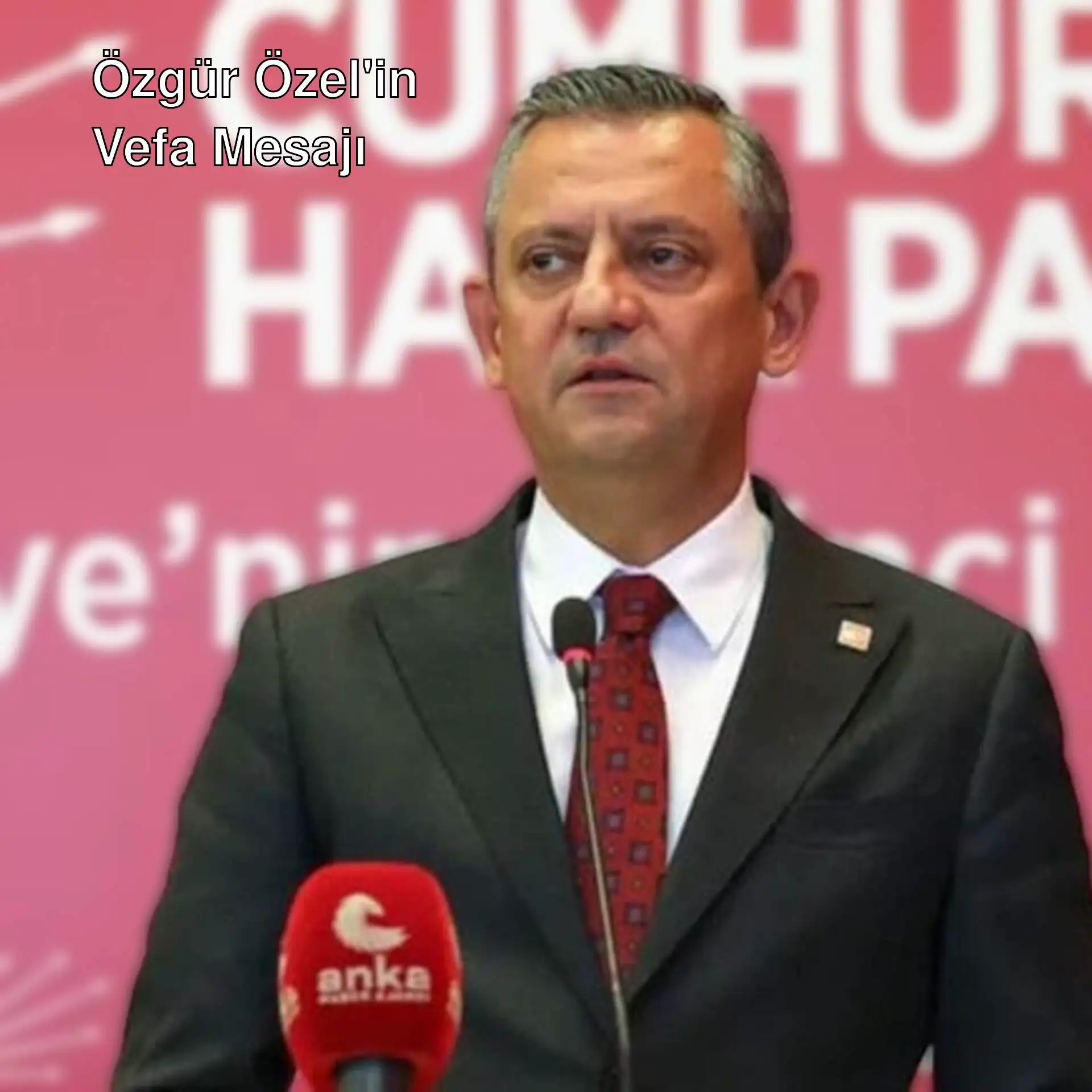 Özgür Özel, mikrofonun önünde duruyor. Özgür Özel, mikrofonun önünde duruyor.