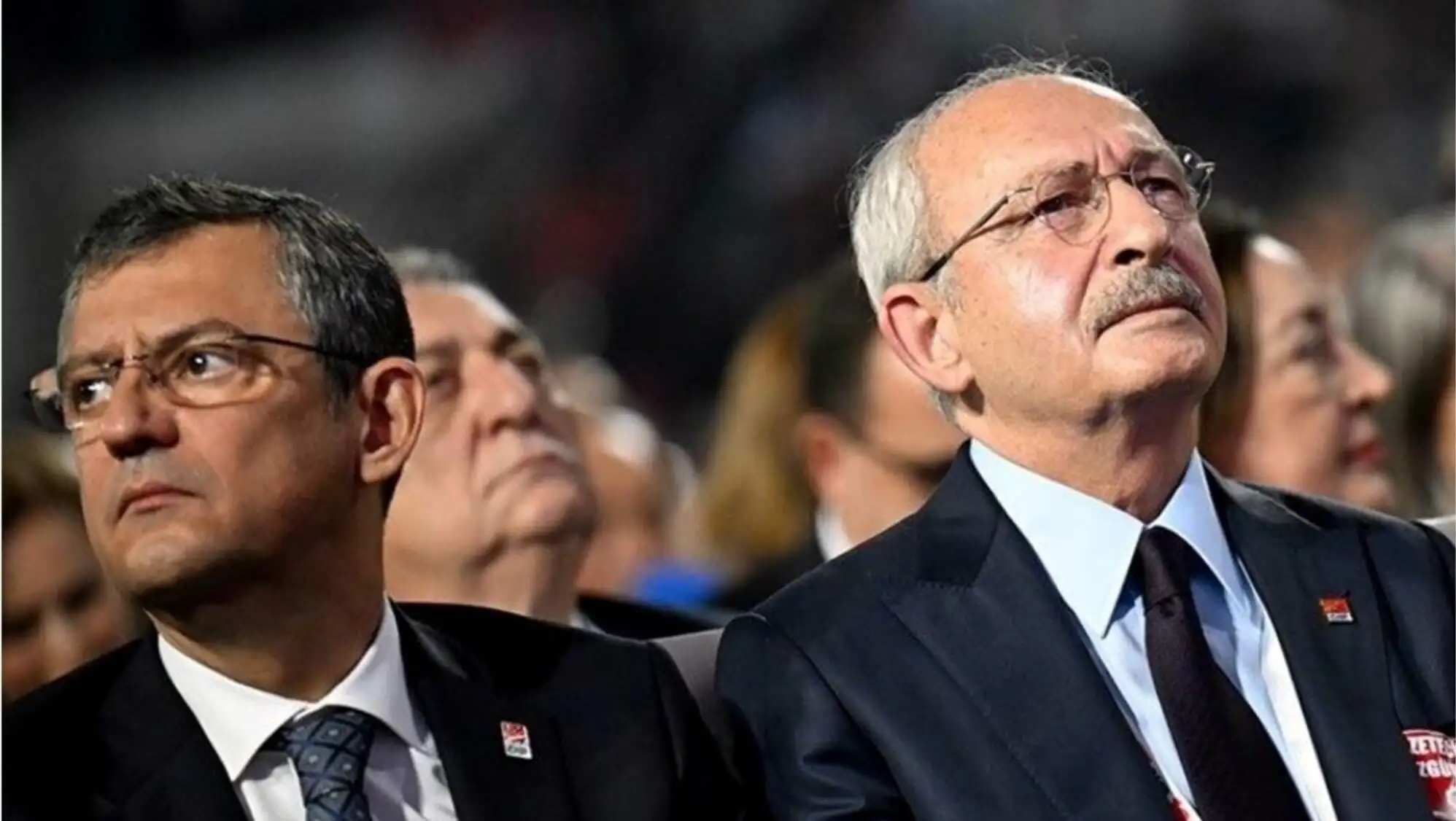İki adam kalabalık içinde oturuyor. İki adam kalabalık içinde oturuyor.
