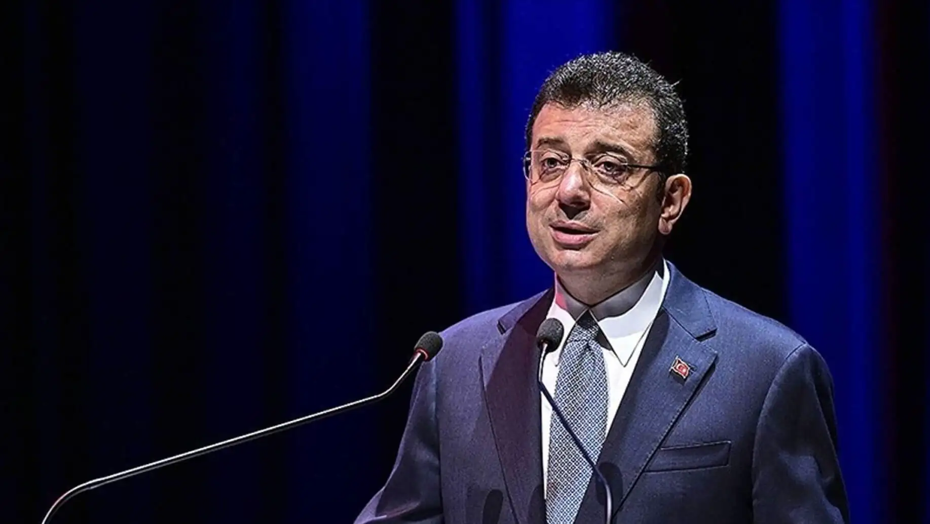İmamoğlu, mikrofonla konuşuyor. İmamoğlu, mikrofonla konuşuyor.