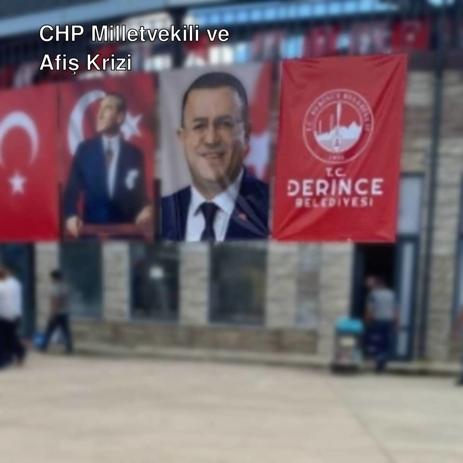 Bir grup insan, afişlerin olduğu bir binanın önünden geçiyor. Bir grup insan, afişlerin olduğu bir binanın önünden geçiyor.