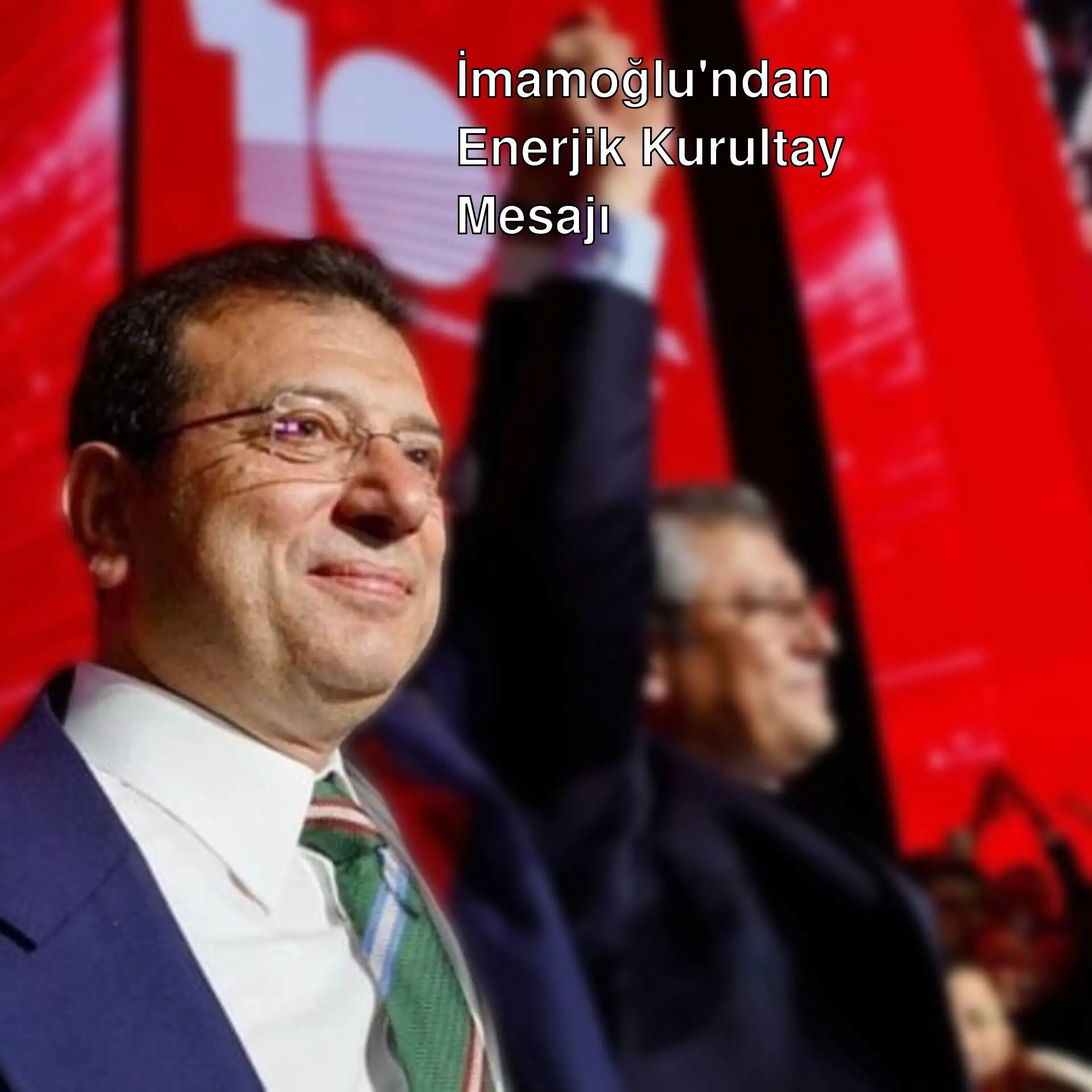 İmamoğlu, elini kaldırarak konuşma yapıyor.